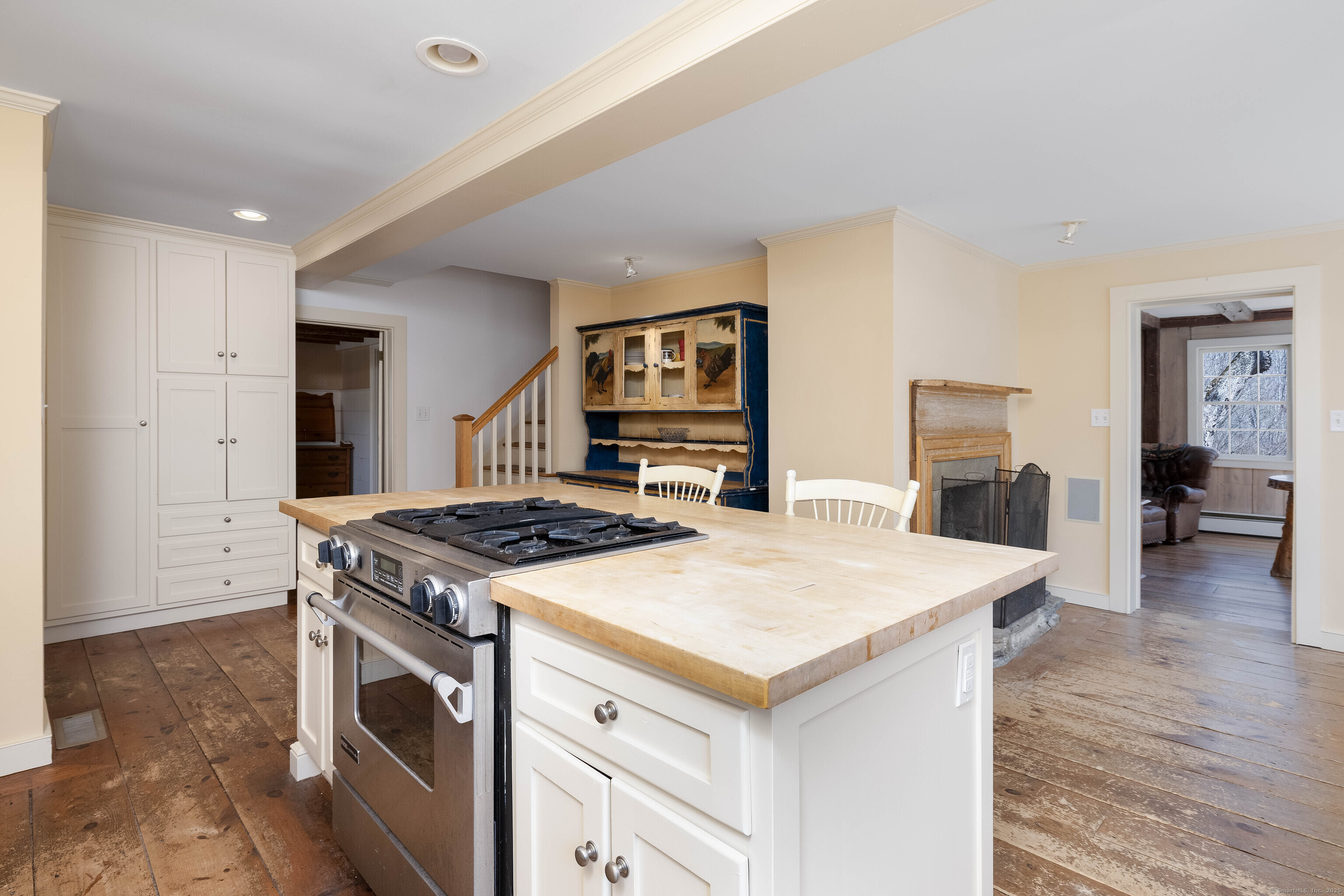 180 Green Hill Road Killingworth, CT 06419 - Photo 6 of 39 a kitchen with a stove and a refrigerator