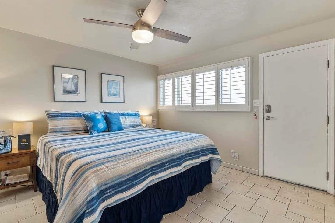 1993 South Kihei Road, Unit 601 Kihei, HI 96753 - Photo 39 of 45 a bedroom with bed and window