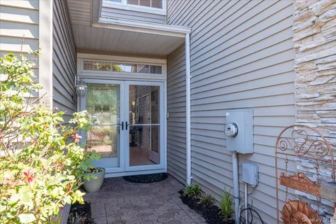 $1,099,000 | 10 Windwatch Drive, Hauppauge, NY 11788