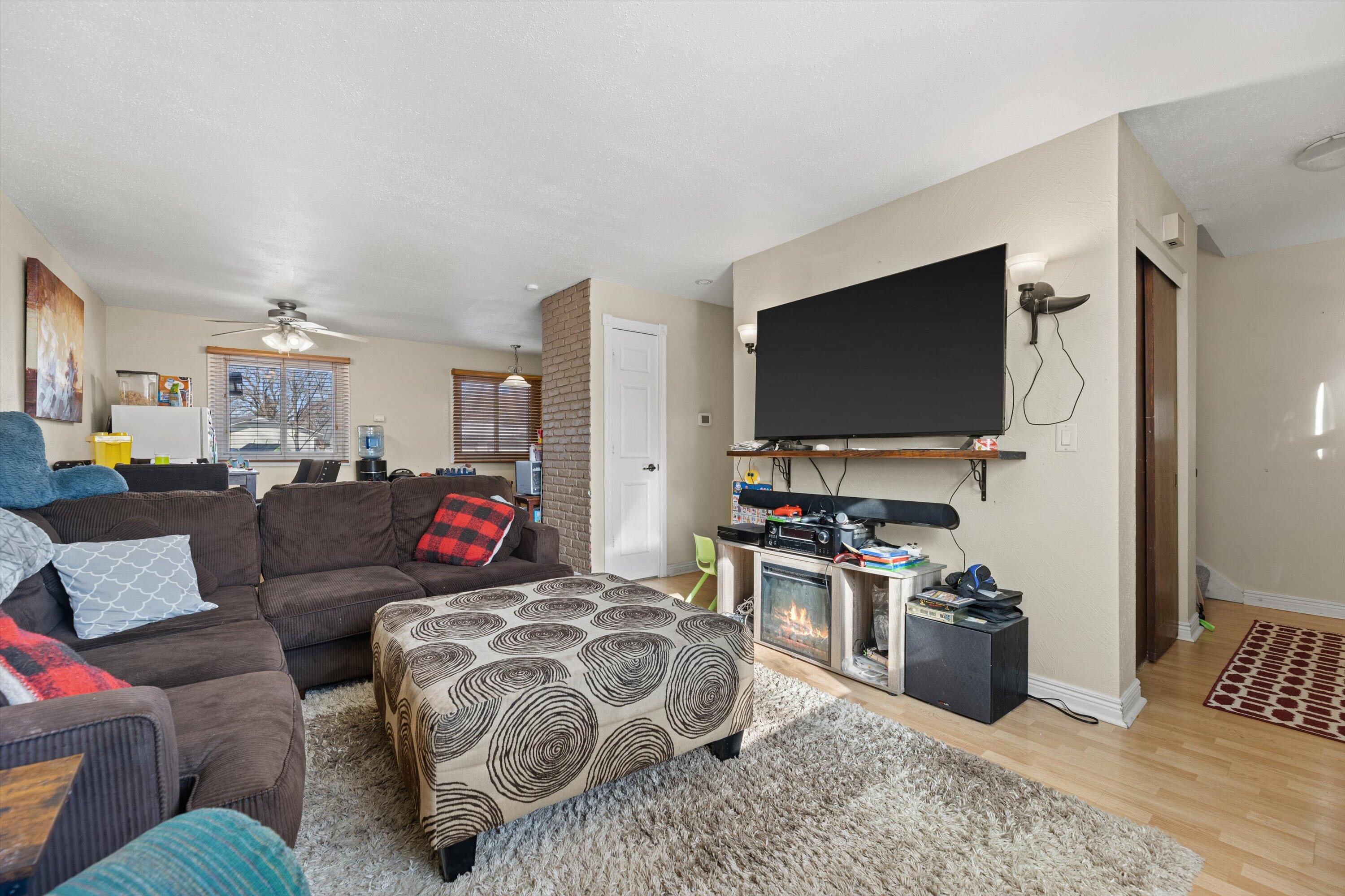 809 Ridgeway Drive Pewaukee, WI 53072 - Photo 9 of 41 Living Room