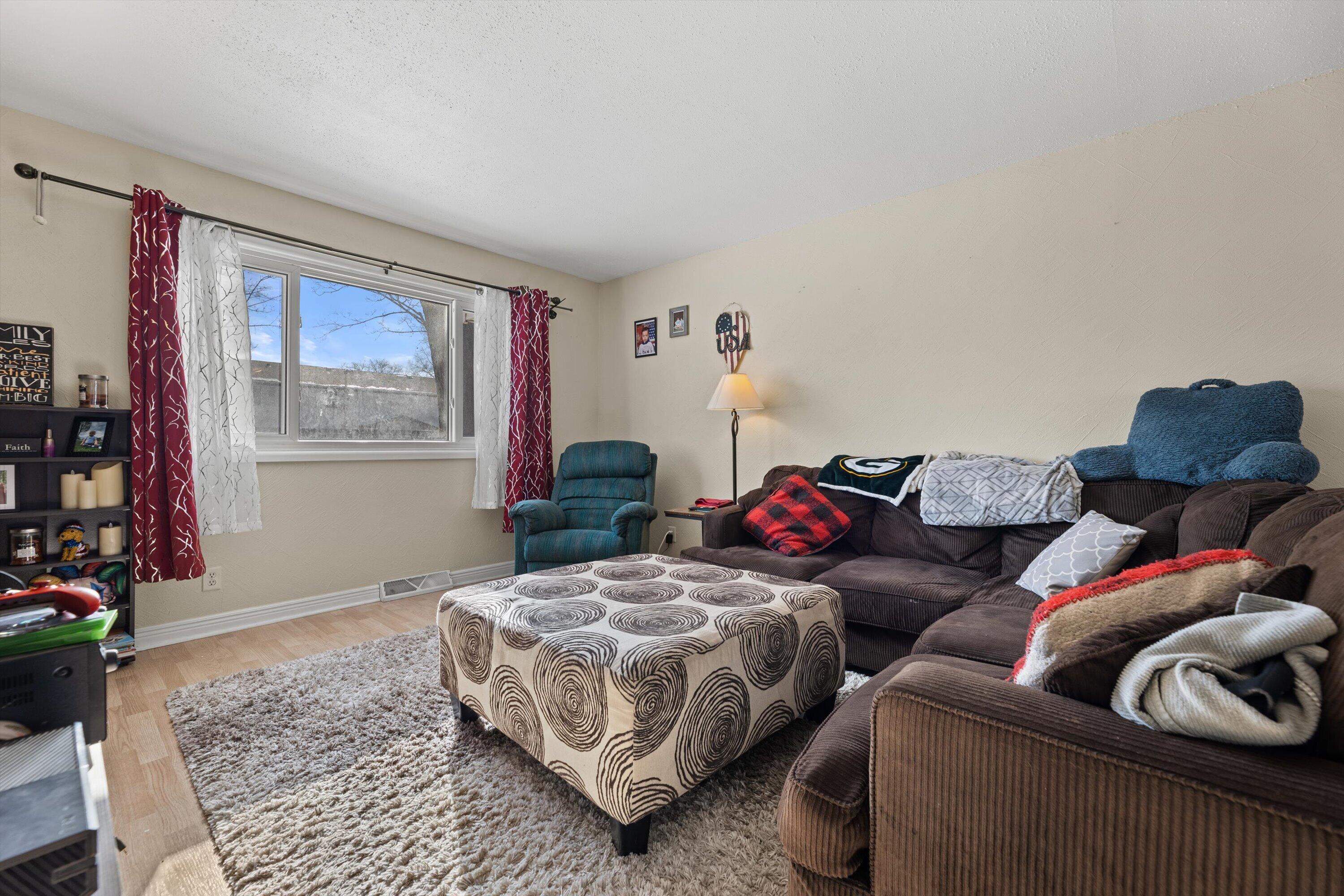 809 Ridgeway Drive Pewaukee, WI 53072 - Photo 10 of 41 Living Room