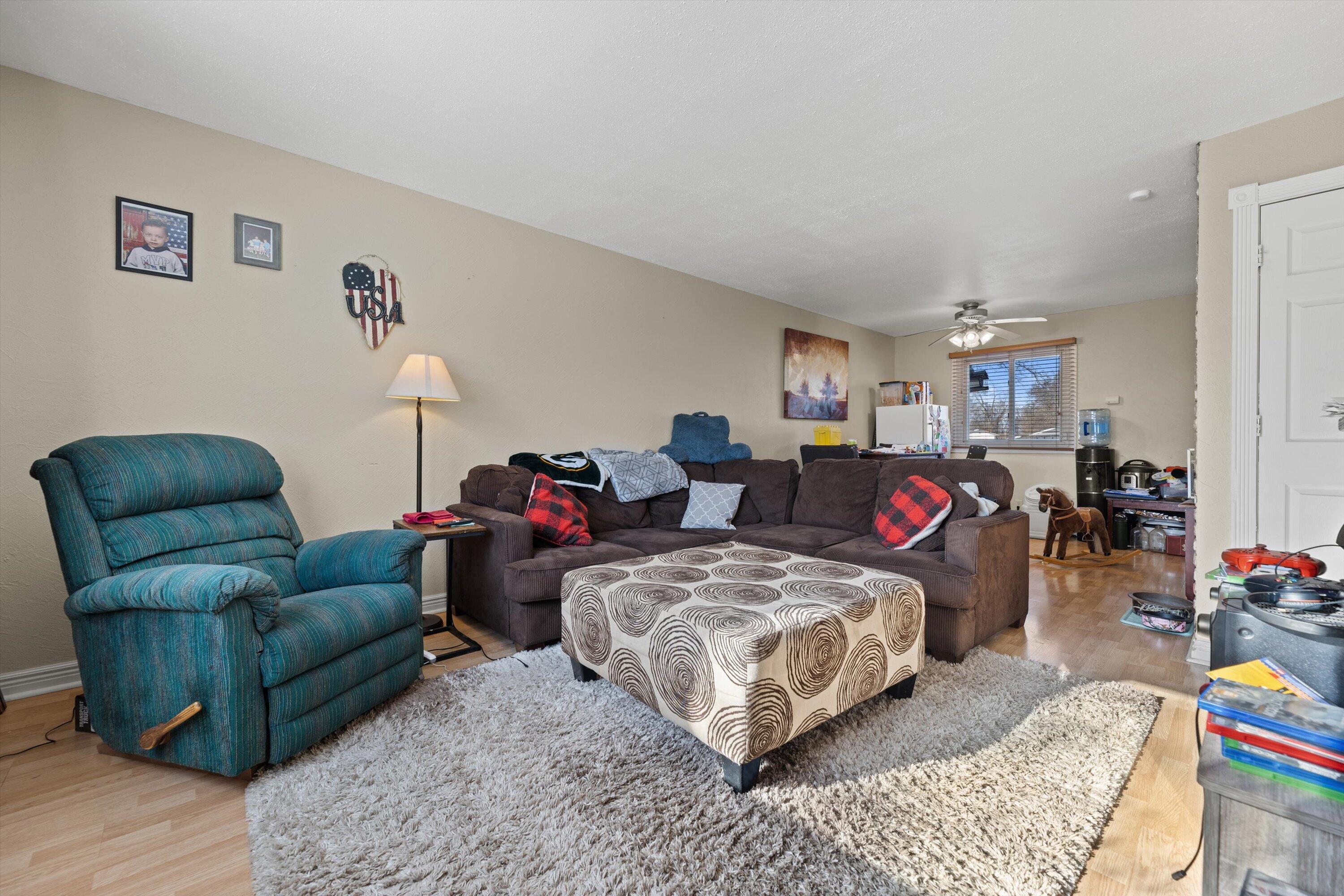 809 Ridgeway Drive Pewaukee, WI 53072 - Photo 11 of 41 Living Room