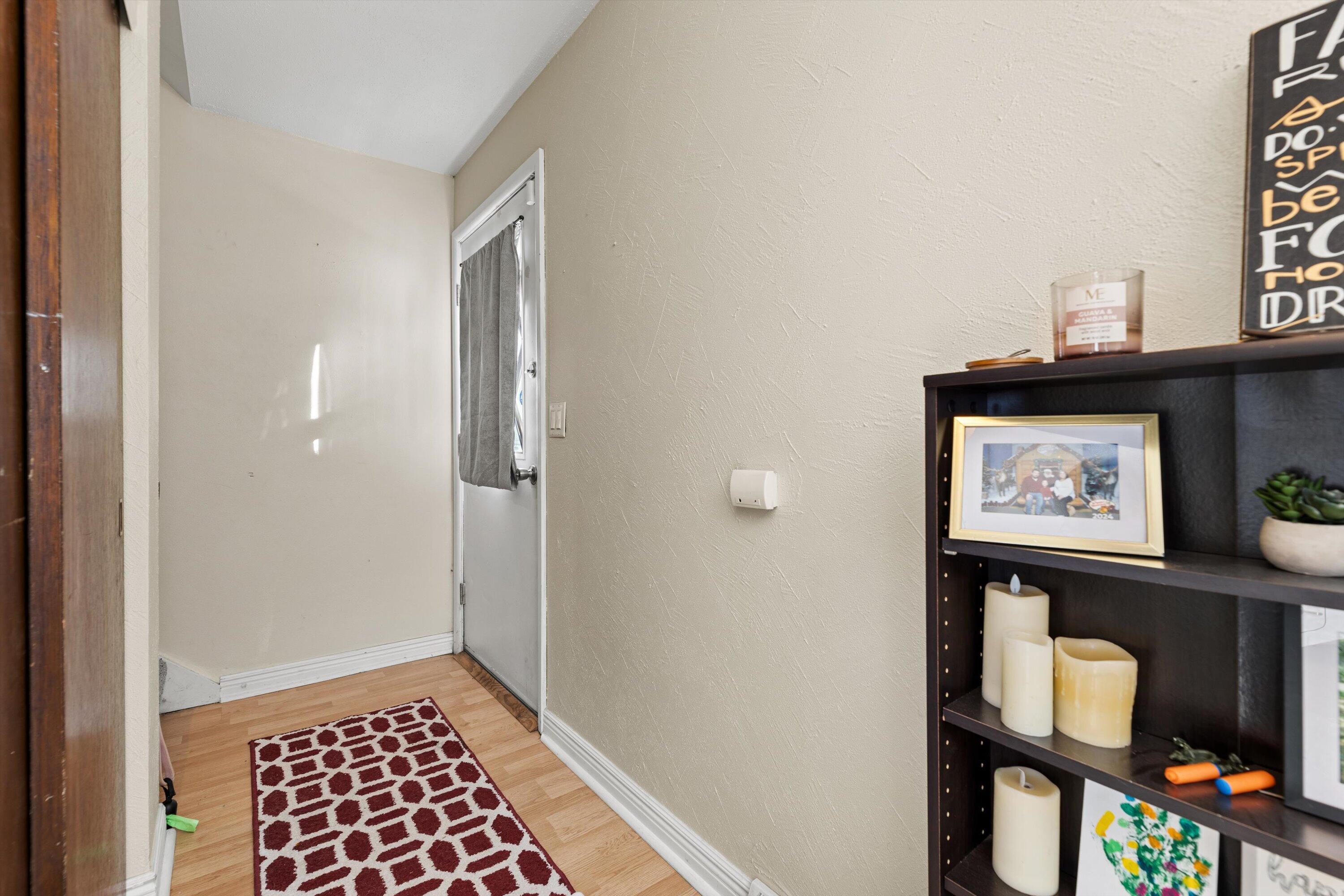 809 Ridgeway Drive Pewaukee, WI 53072 - Photo 12 of 41 Entry