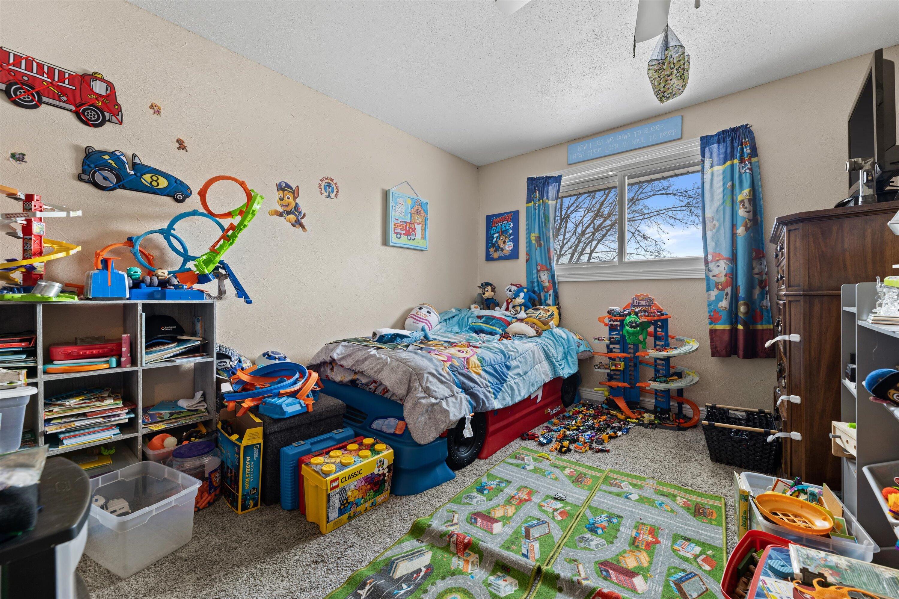 809 Ridgeway Drive Pewaukee, WI 53072 - Photo 18 of 41 Bedroom 2