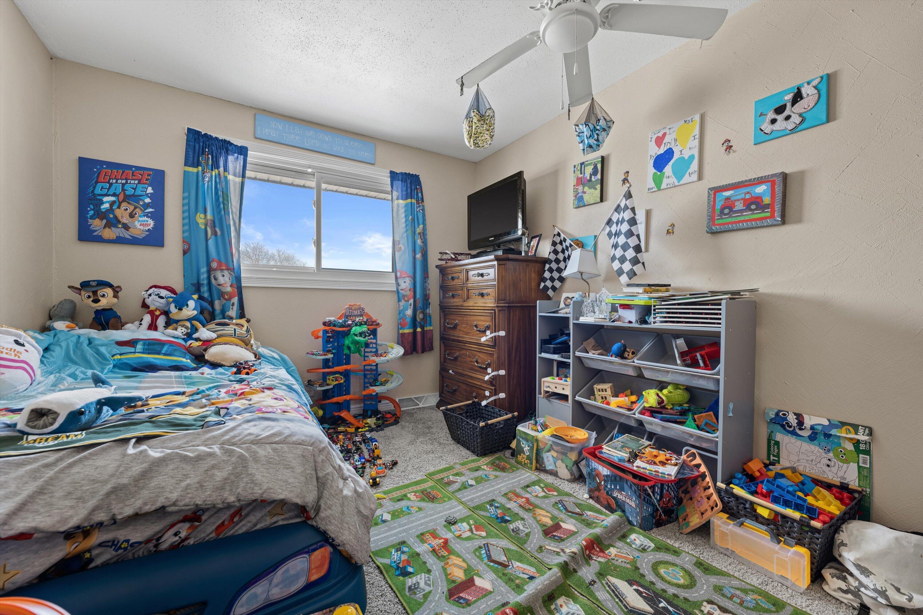 809 Ridgeway Drive Pewaukee, WI 53072 - Photo 20 of 41 Bedroom 2