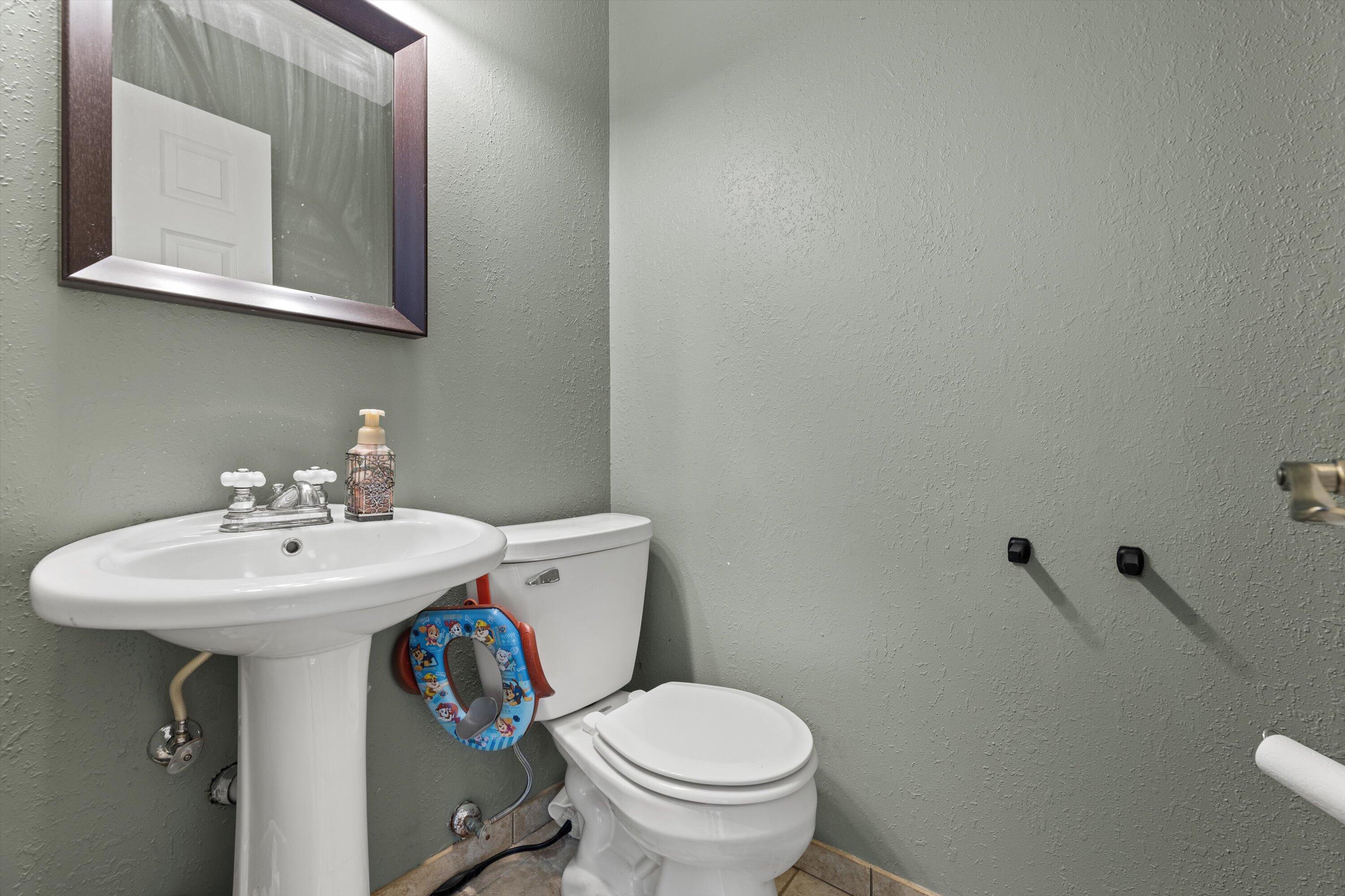 809 Ridgeway Drive Pewaukee, WI 53072 - Photo 22 of 41 Half Bath Main