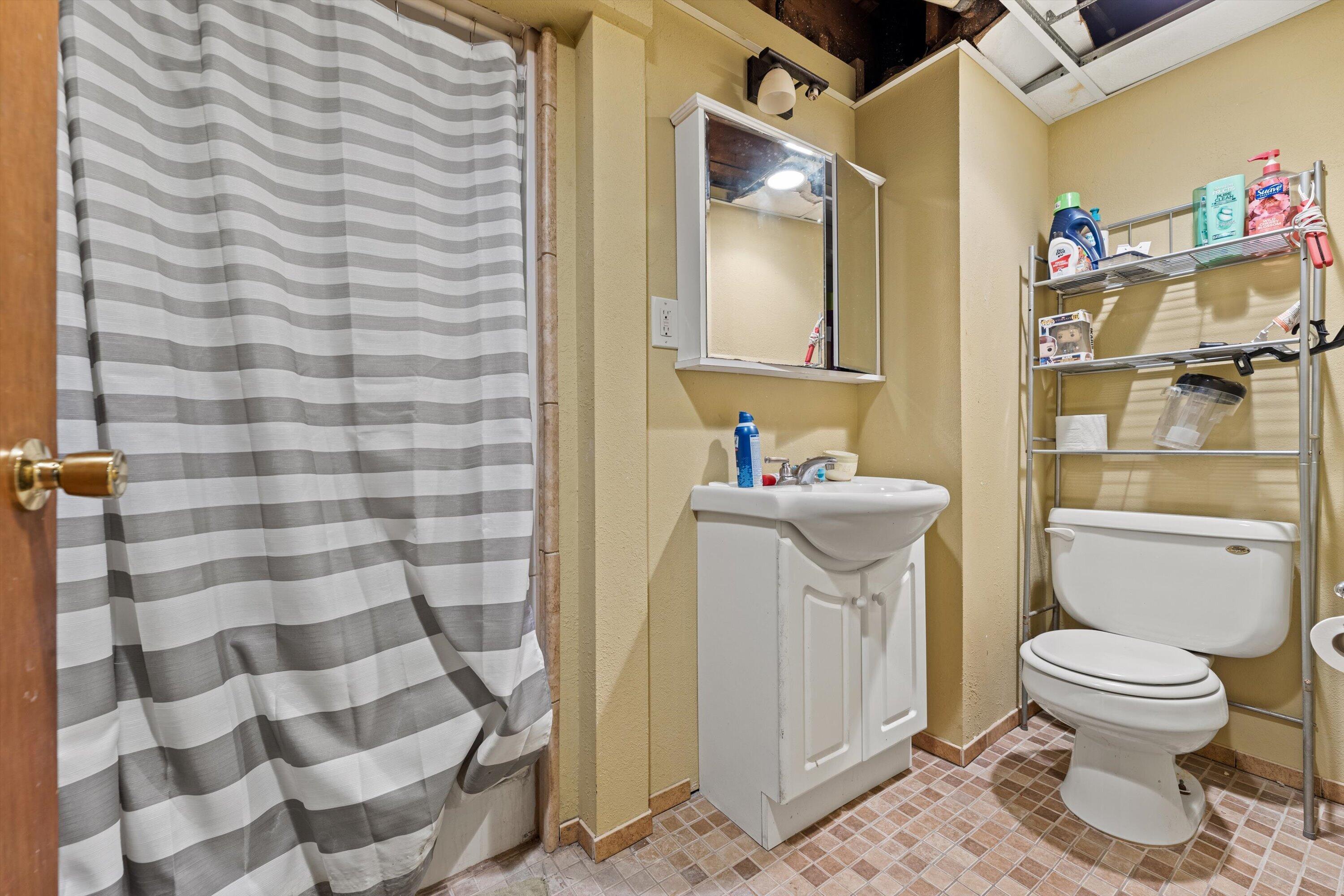 809 Ridgeway Drive Pewaukee, WI 53072 - Photo 26 of 41 Full Bath Lower