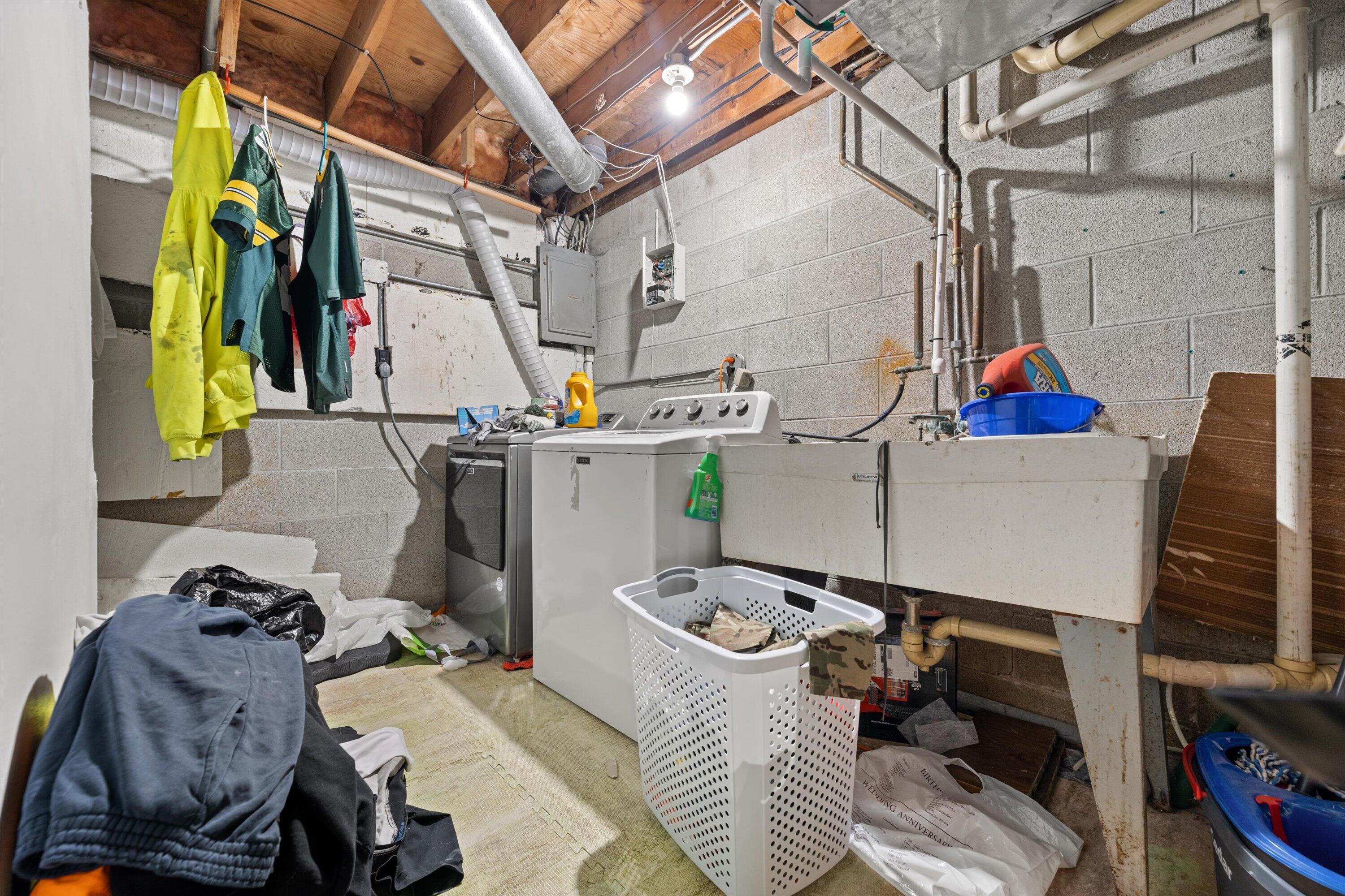 809 Ridgeway Drive Pewaukee, WI 53072 - Photo 27 of 41 Laundry