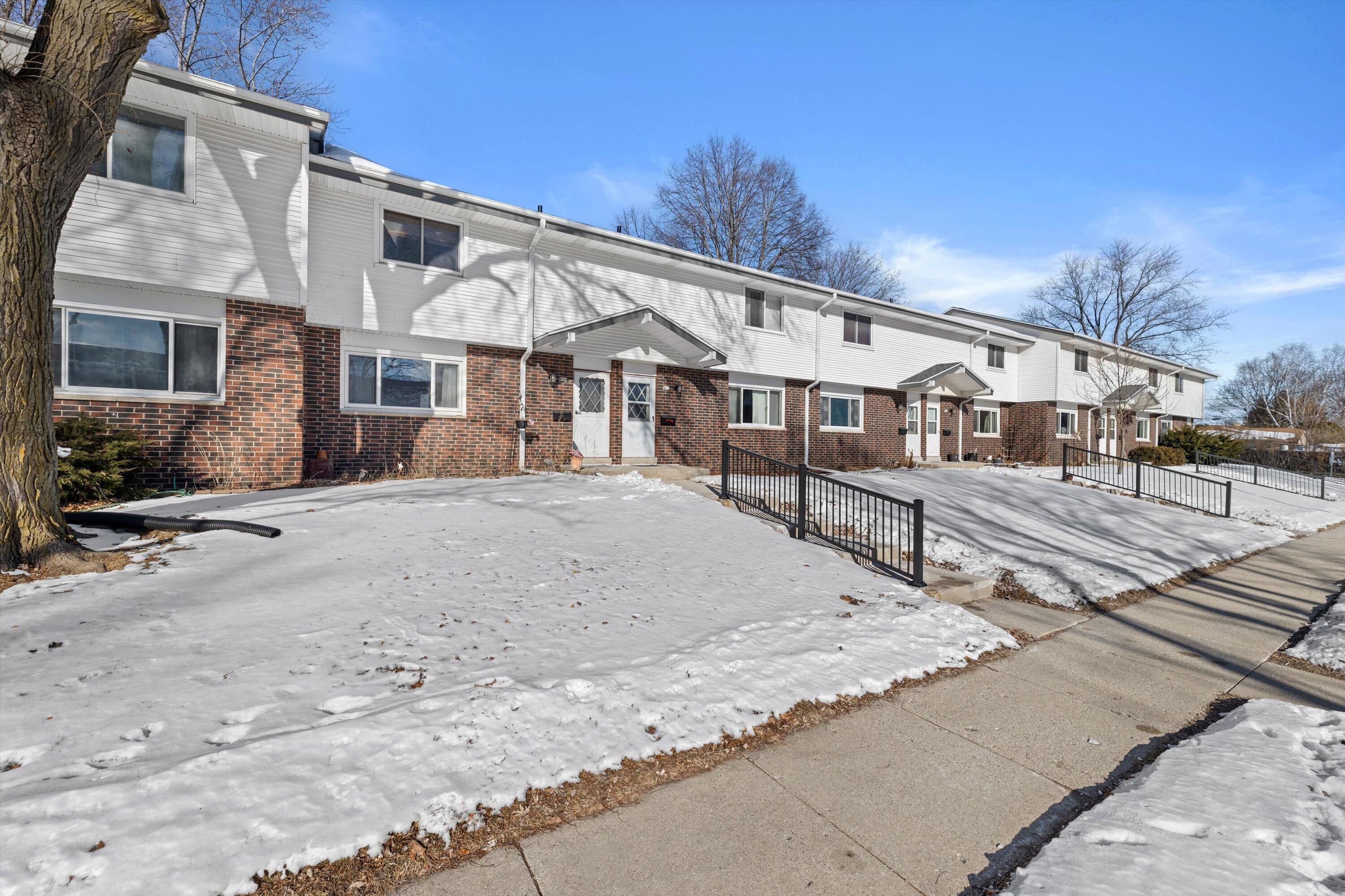 809 Ridgeway Drive Pewaukee, WI 53072 - Photo 36 of 41 Front Exterior