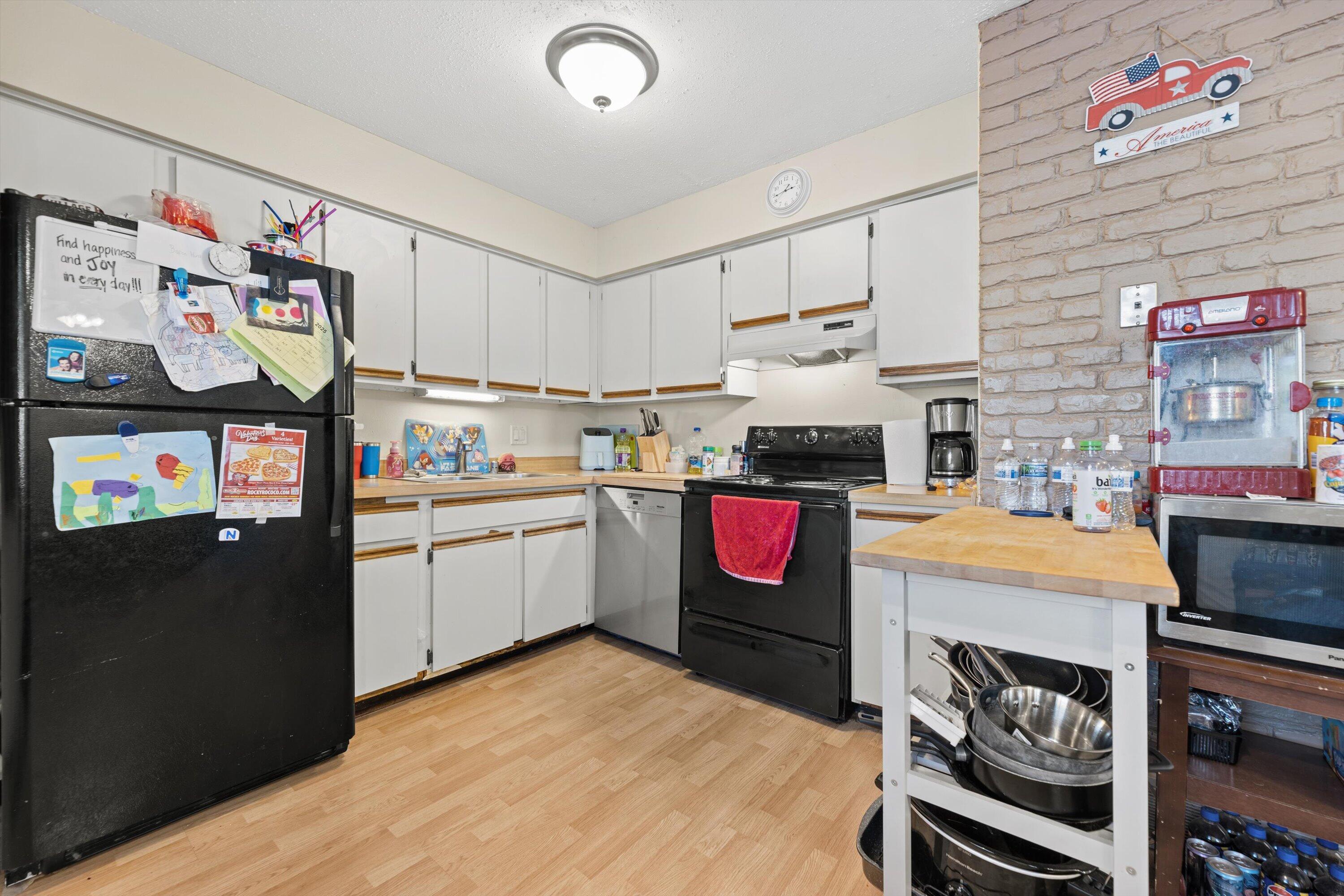 809 Ridgeway Drive Pewaukee, WI 53072 - Photo 3 of 41 Kitchen