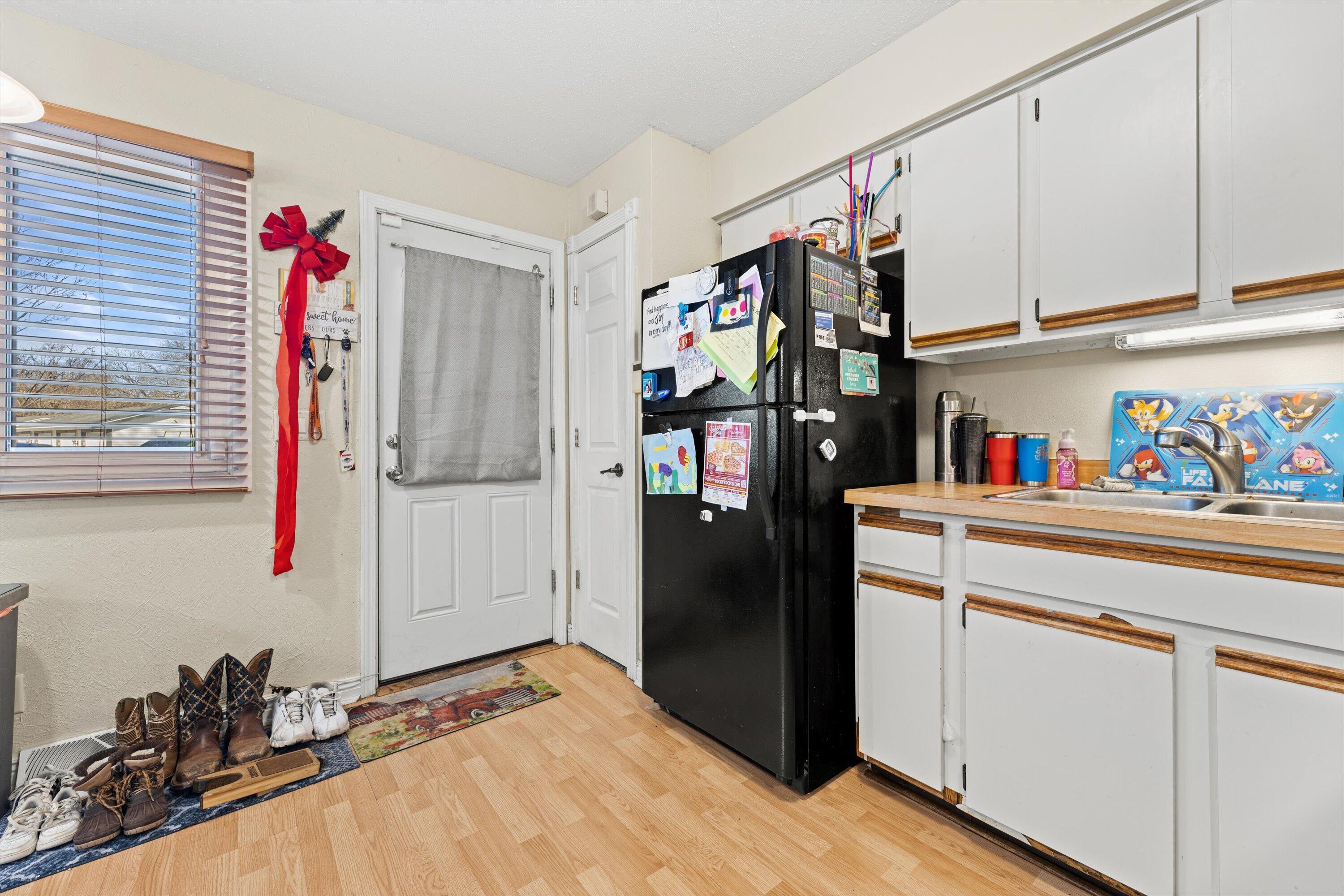 809 Ridgeway Drive Pewaukee, WI 53072 - Photo 4 of 41 Kitchen