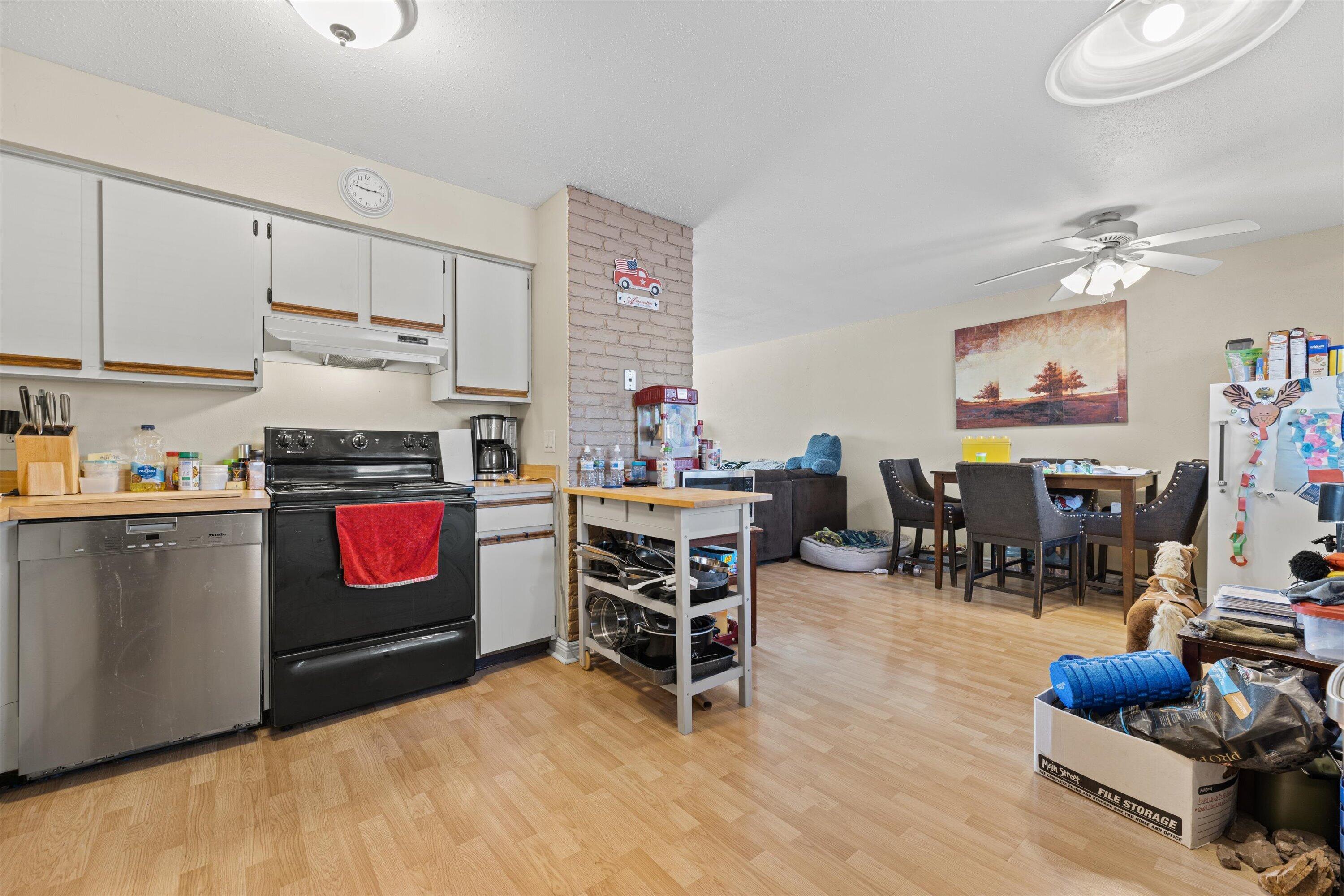 809 Ridgeway Drive Pewaukee, WI 53072 - Photo 6 of 41 Kitchen/Dinning