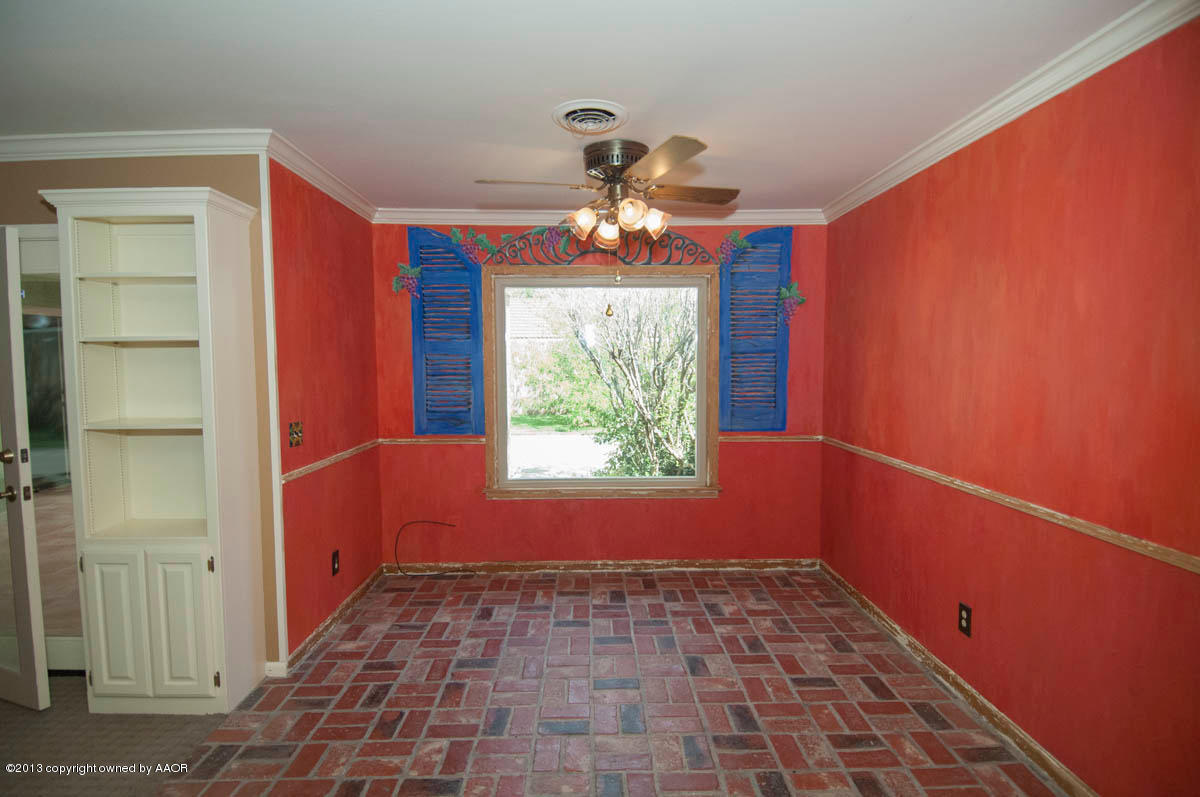 6206 Calumet Road Amarillo, TX 79106 - Photo 16 of 47 a view of a livingroom with a window