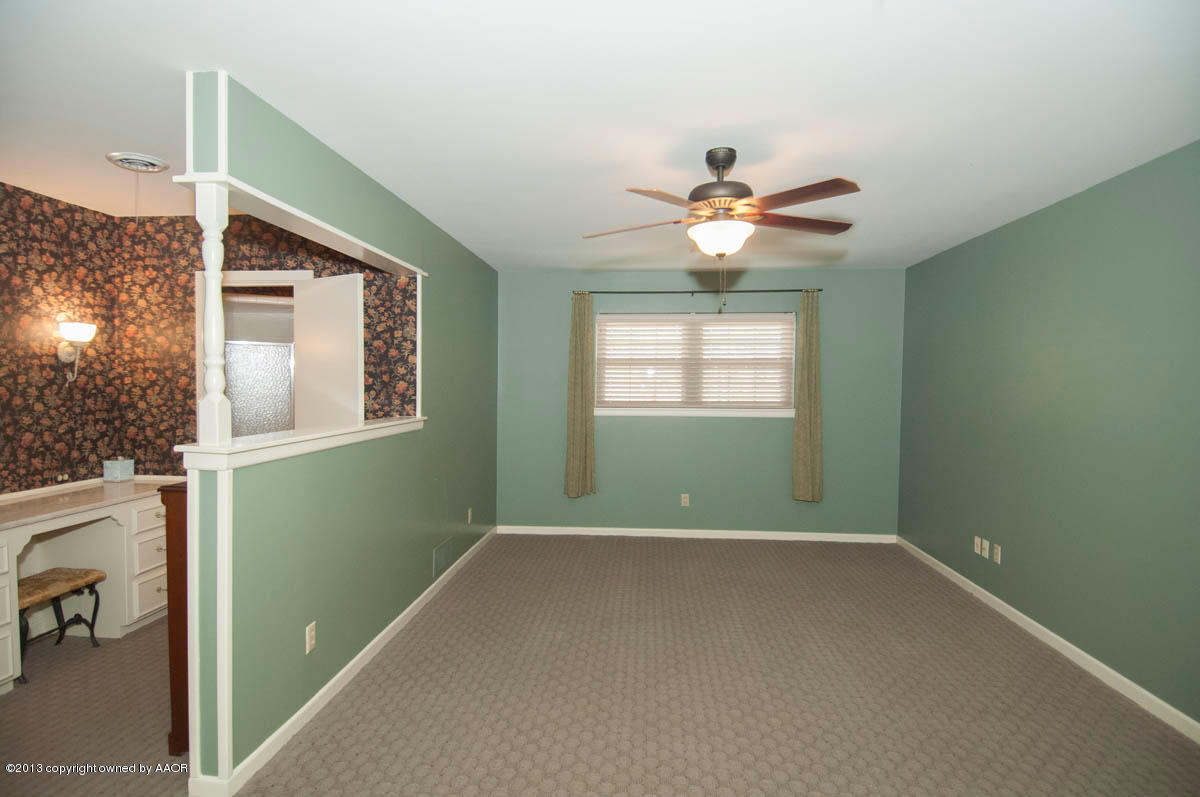6206 Calumet Road Amarillo, TX 79106 - Photo 19 of 47 a view of room with window and ceiling fan