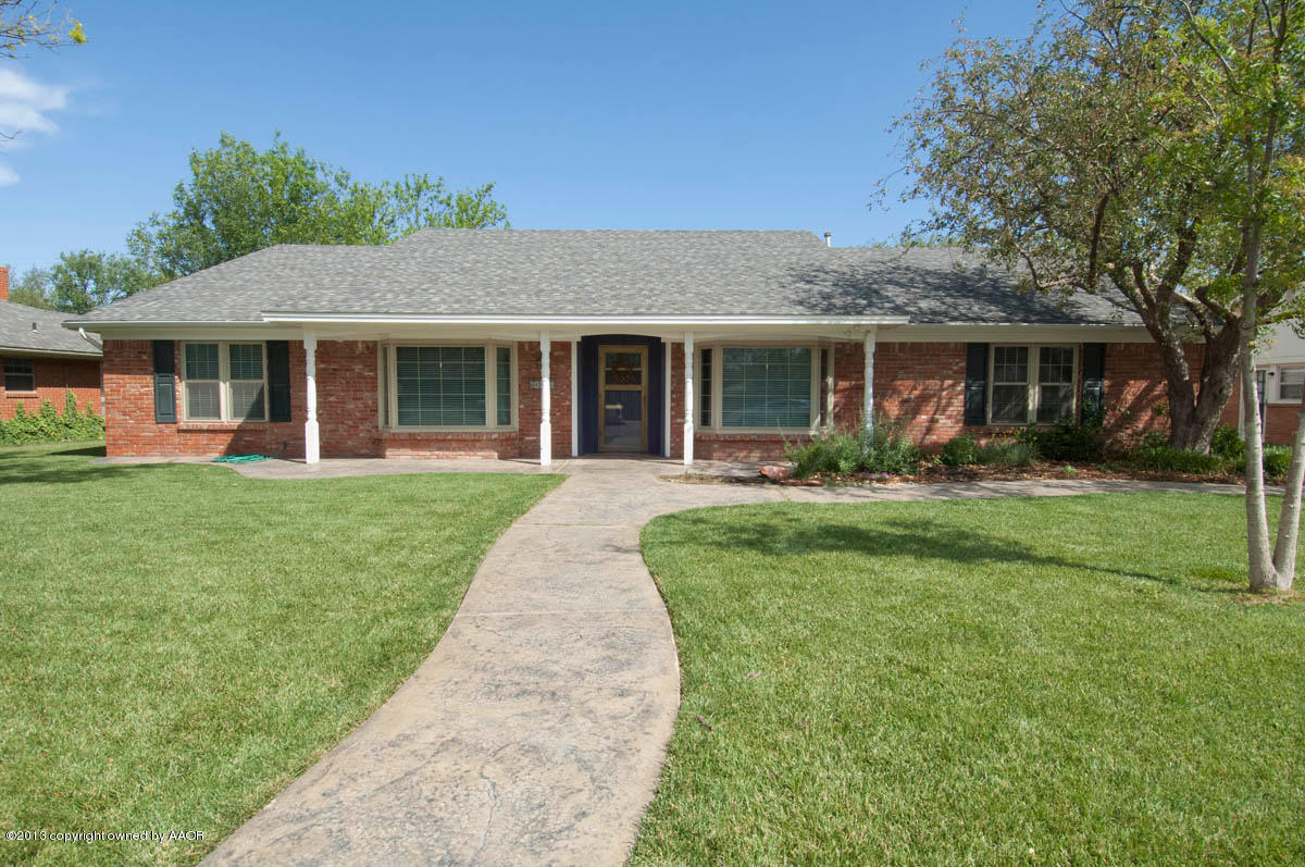 6206 Calumet Road Amarillo, TX 79106 - Photo 2 of 47 a front view of house with yard and green space