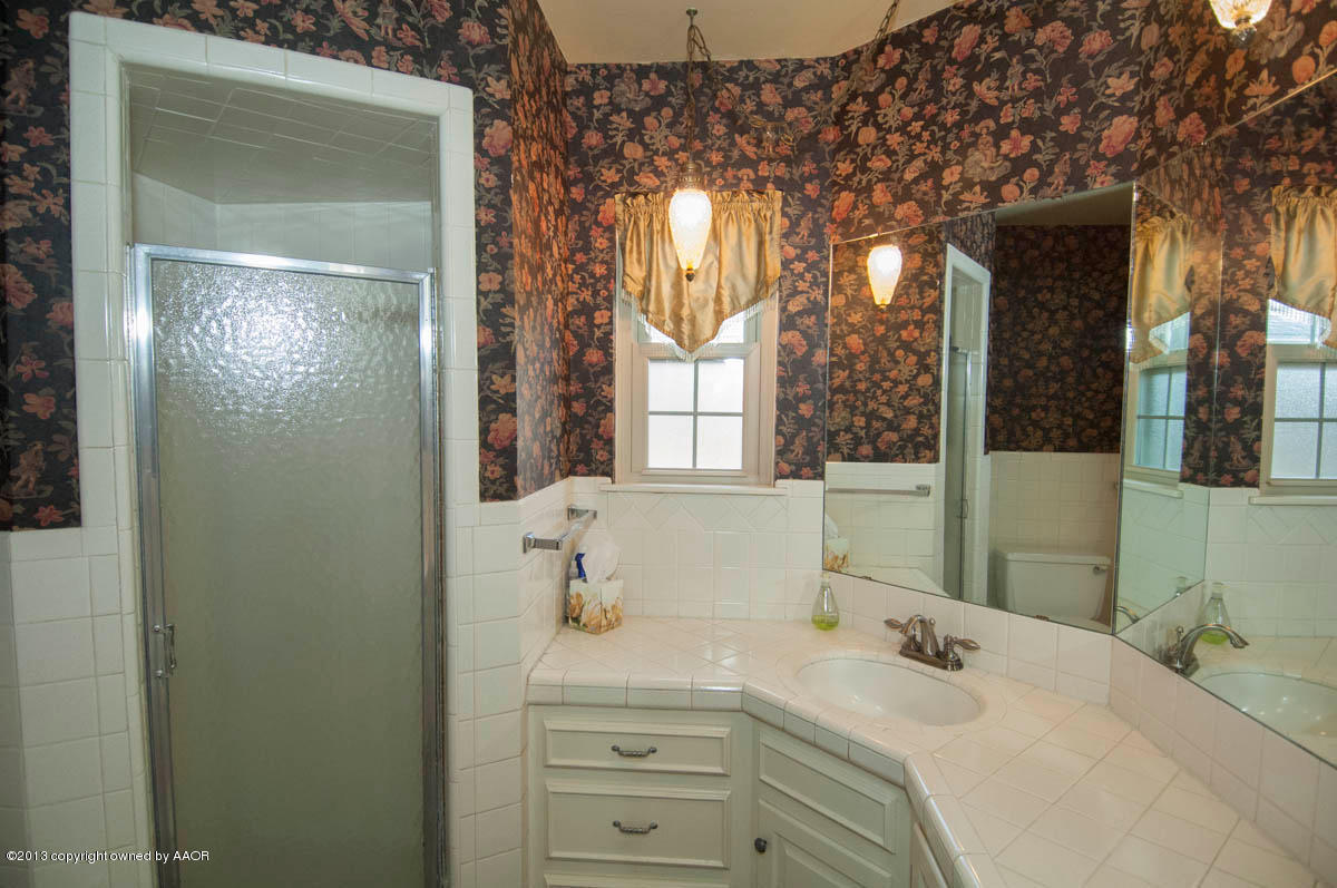 6206 Calumet Road Amarillo, TX 79106 - Photo 21 of 47 a bathroom with a sink and a mirror