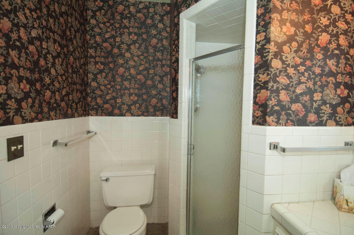 6206 Calumet Road Amarillo, TX 79106 - Photo 22 of 47 a bathroom with a toilet and a shower