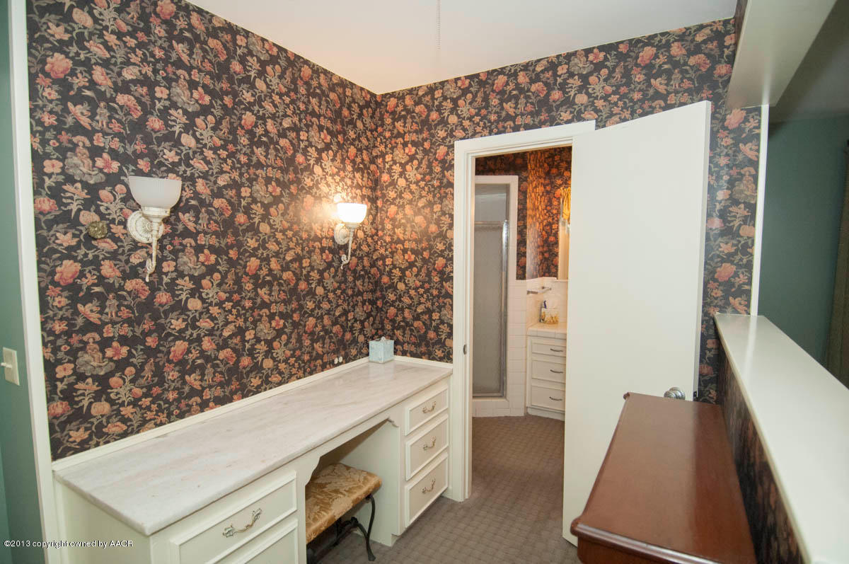 6206 Calumet Road Amarillo, TX 79106 - Photo 24 of 47 a room with cabinets