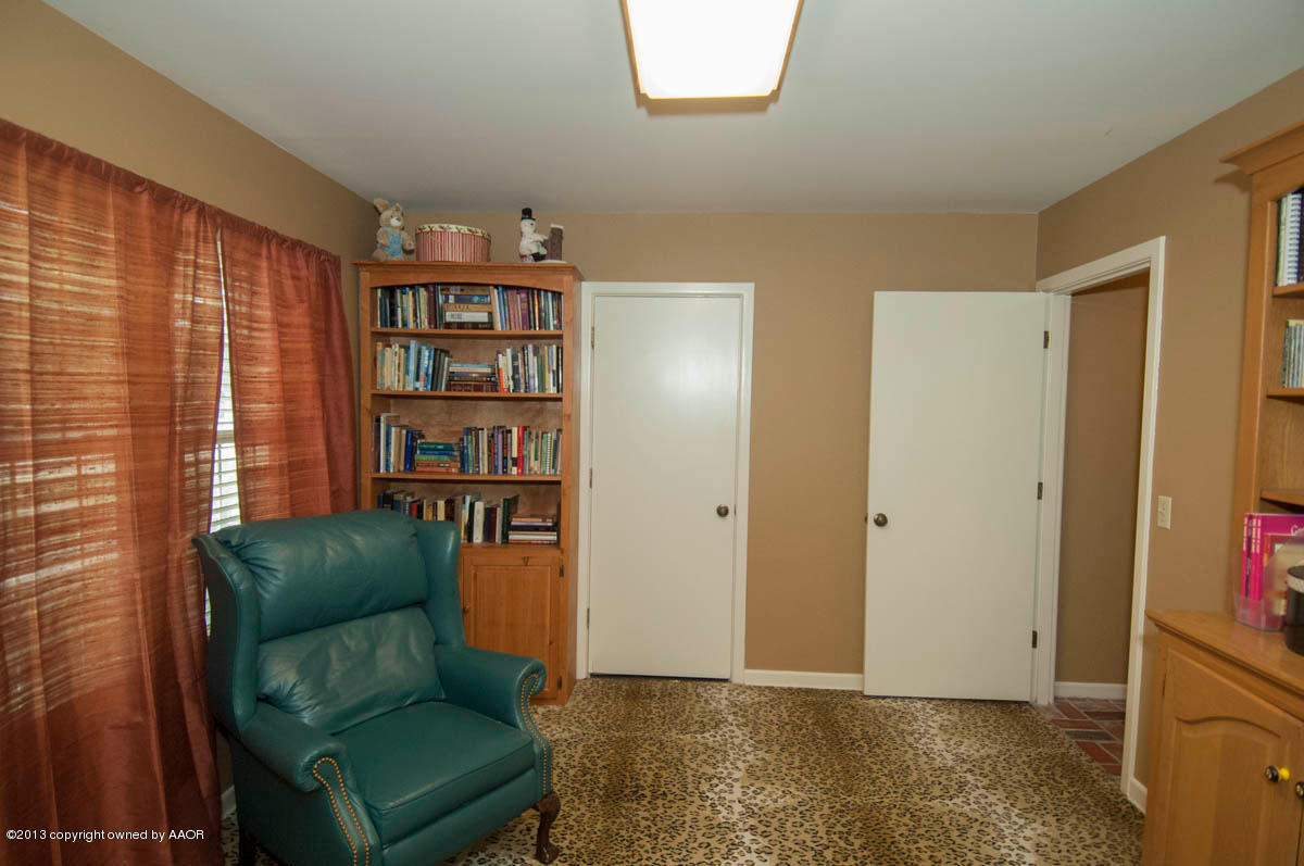 6206 Calumet Road Amarillo, TX 79106 - Photo 27 of 47 a living room with furniture and a book shelf