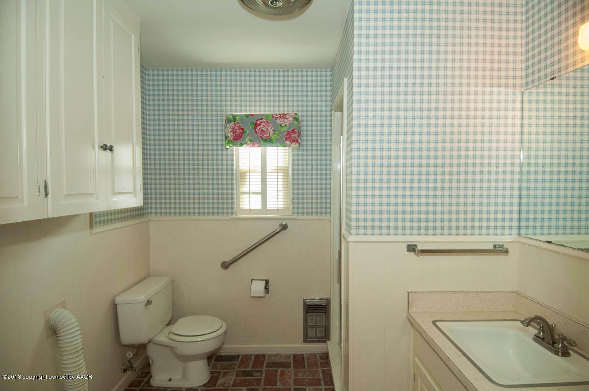 6206 Calumet Road Amarillo, TX 79106 - Photo 28 of 47 a bathroom with a sink and toilet