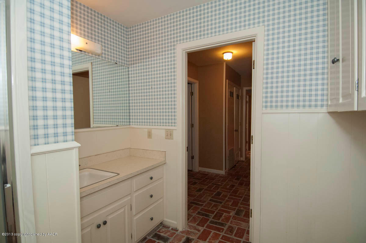 6206 Calumet Road Amarillo, TX 79106 - Photo 29 of 47 a bathroom with a sink and a mirror
