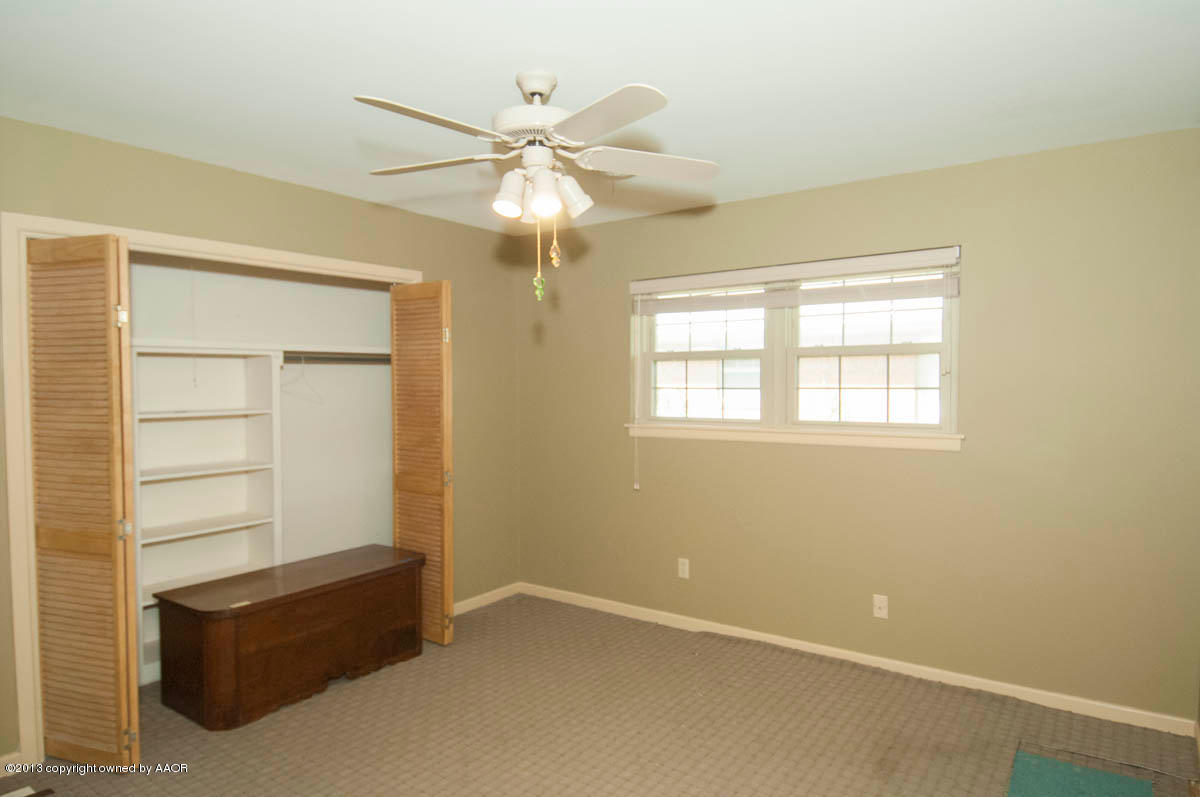 6206 Calumet Road Amarillo, TX 79106 - Photo 32 of 47 an empty room with closet and windows