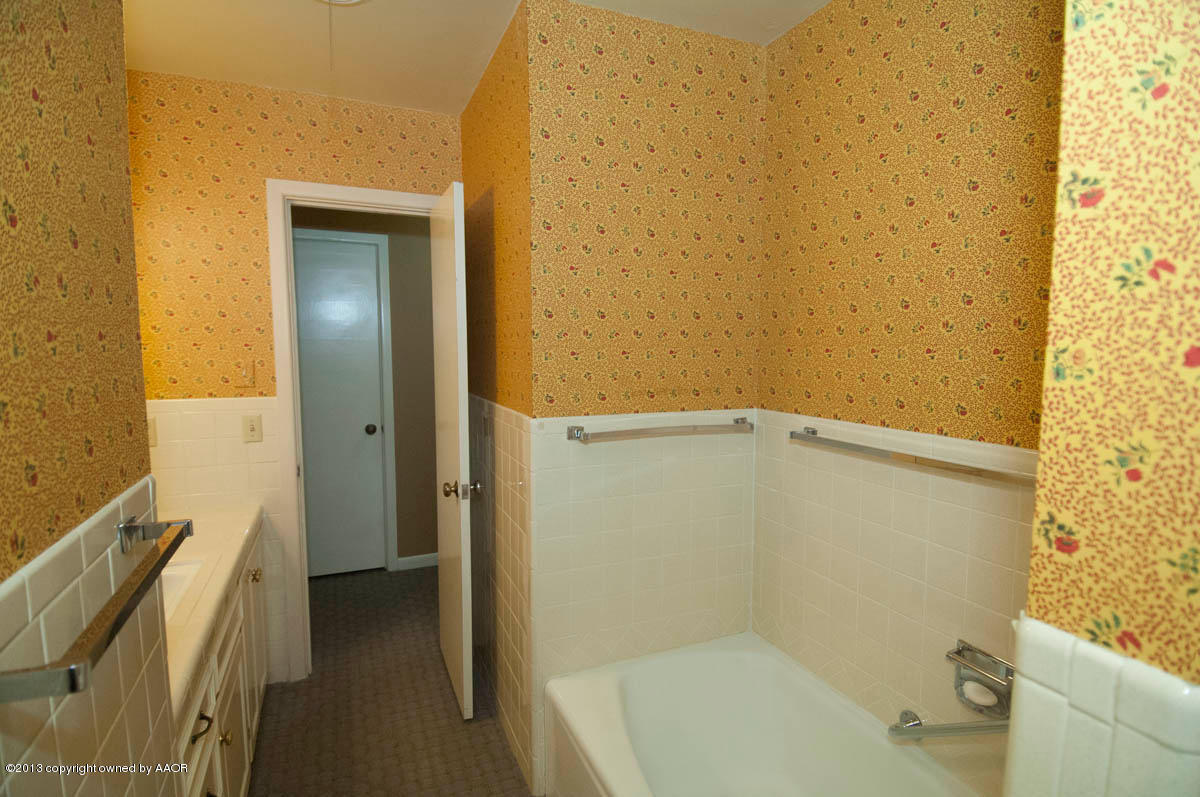6206 Calumet Road Amarillo, TX 79106 - Photo 34 of 47 a bathroom with a tub and shower