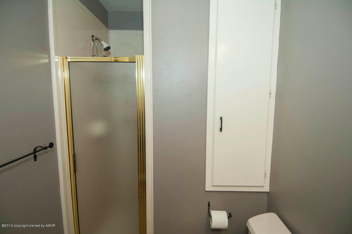 6206 Calumet Road Amarillo, TX 79106 - Photo 39 of 47 a bathroom with a sink