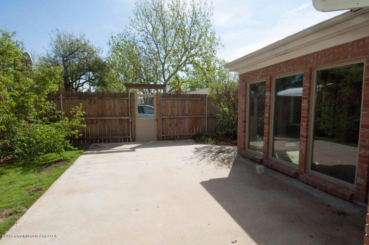 6206 Calumet Road Amarillo, TX 79106 - Photo 44 of 47 a view of backyard with potted plants and a large tree