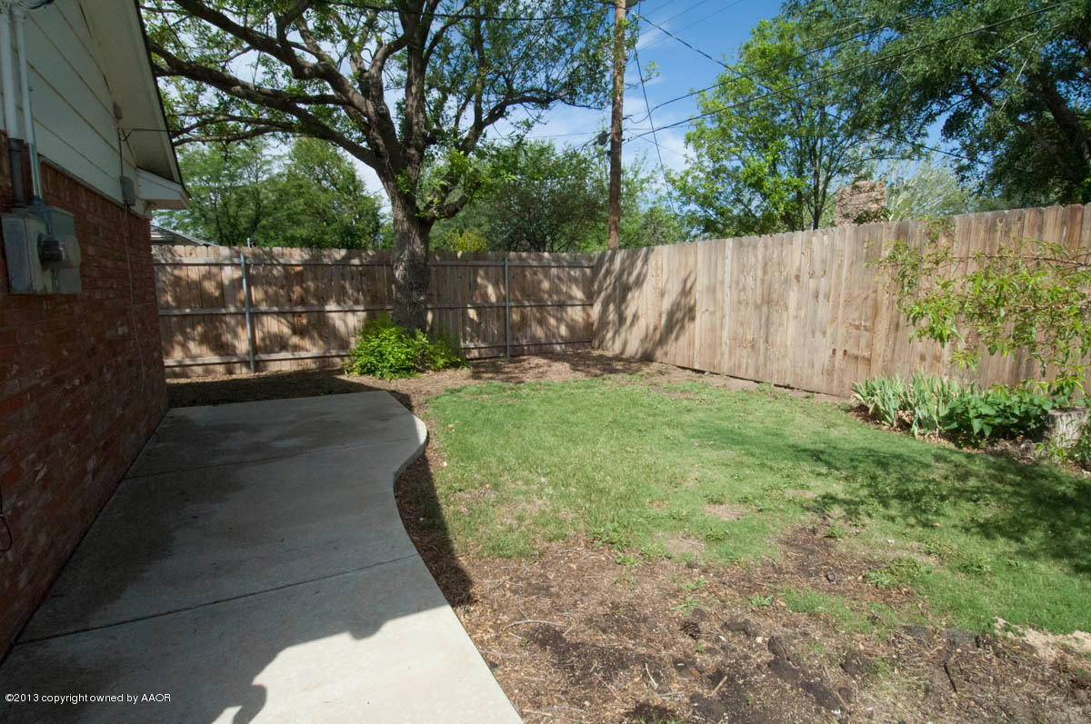 6206 Calumet Road Amarillo, TX 79106 - Photo 45 of 47 a view of a yard with large trees