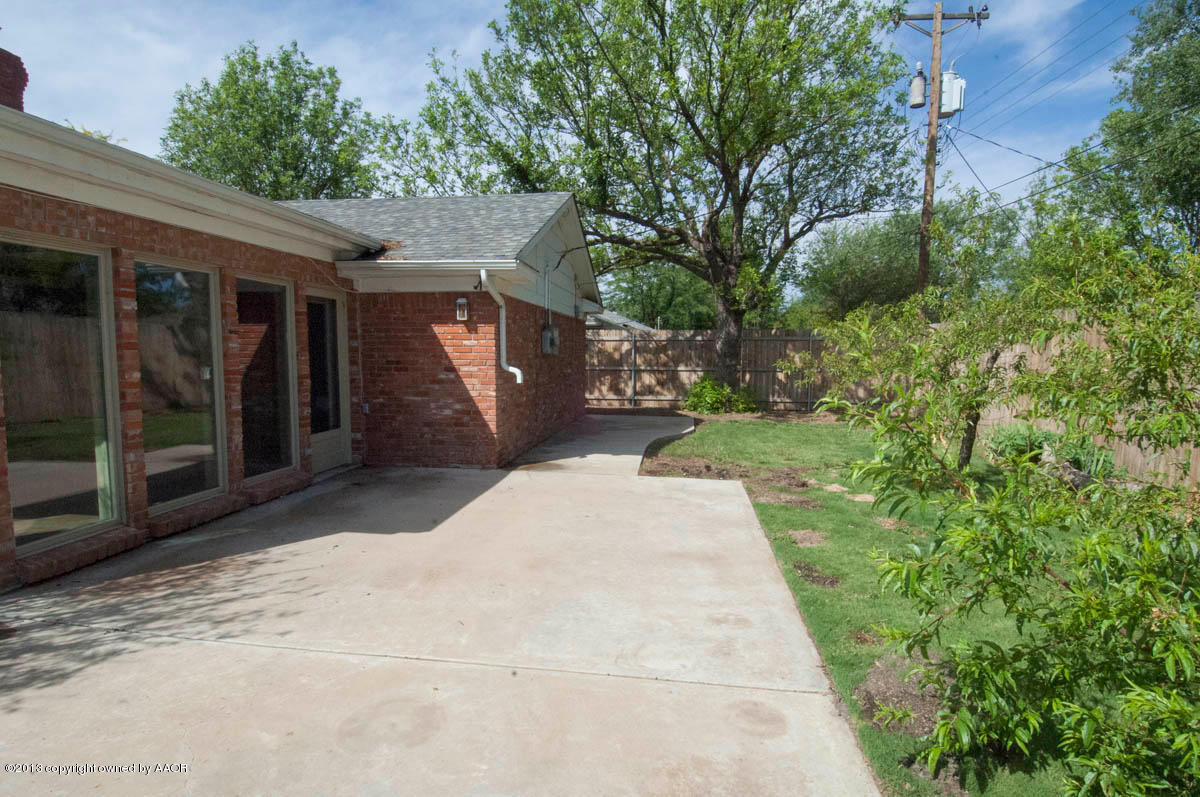 6206 Calumet Road Amarillo, TX 79106 - Photo 47 of 47 a front view of a house with a garden and trees