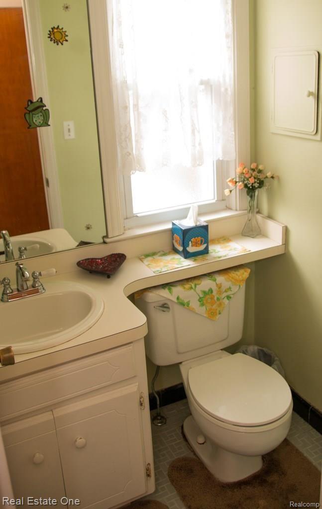 1342 Fairholme Road Grosse Pointe, MI 48236 - Photo 8 of 25 IMG_5518.jpg