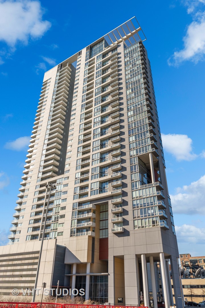 737 West Washington Blvd Unit 1607  