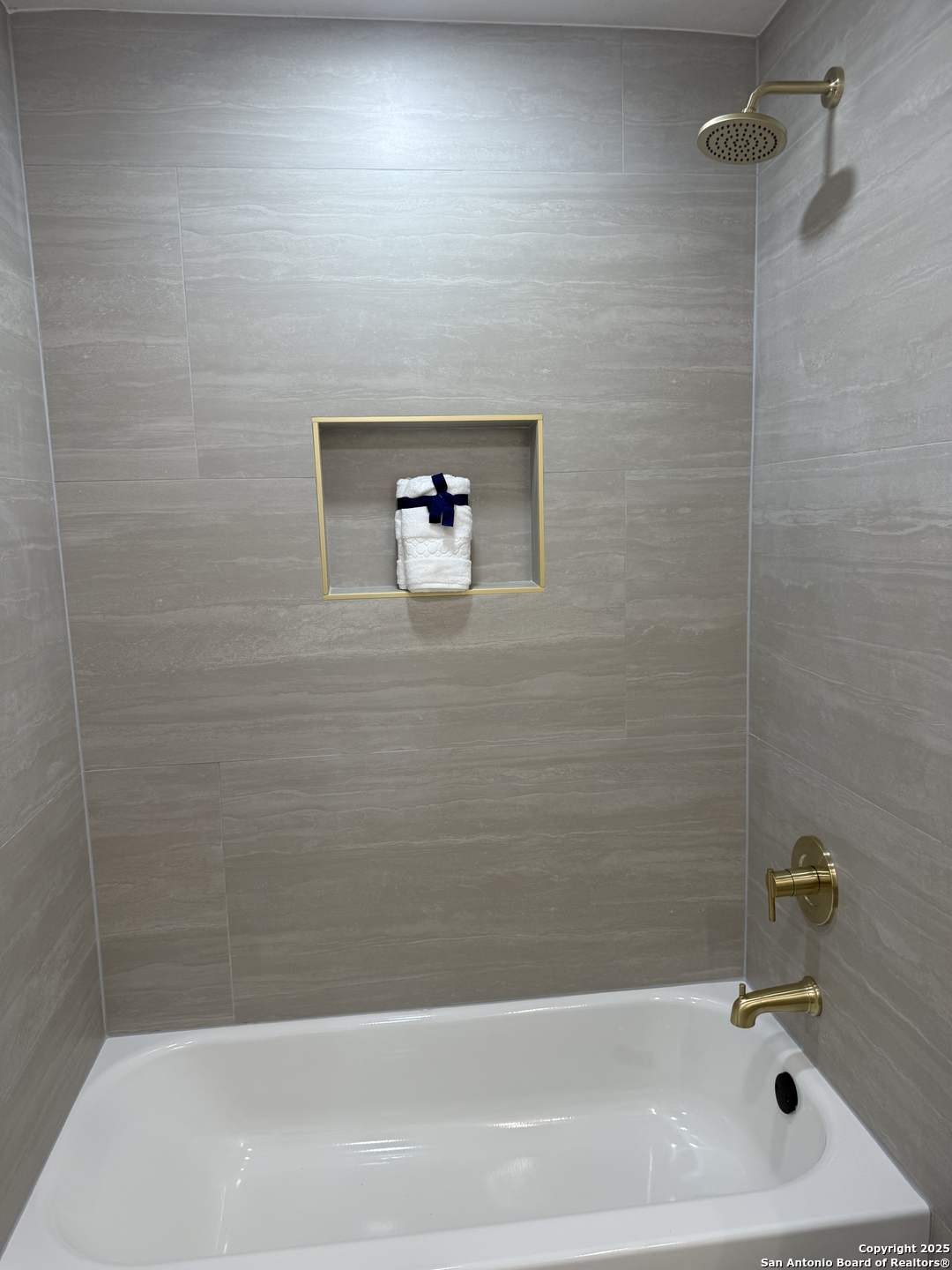 6831 Spring Rose Drive San Antonio, TX 78249 - Photo 16 of 18 a bathroom with a bathtub