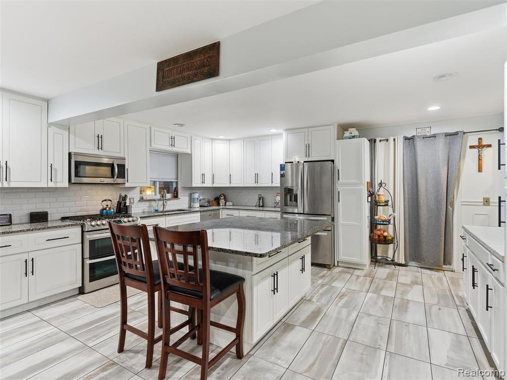 15491 18 Mile Road Clinton Township, MI 48038 - Photo 12 of 45