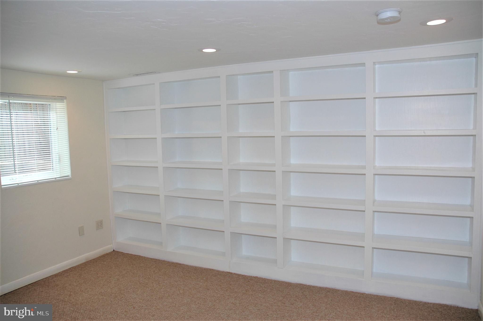 8820 Battery Road Alexandria, VA 22308 - Photo 25 of 41 5th Bedroom built-ins