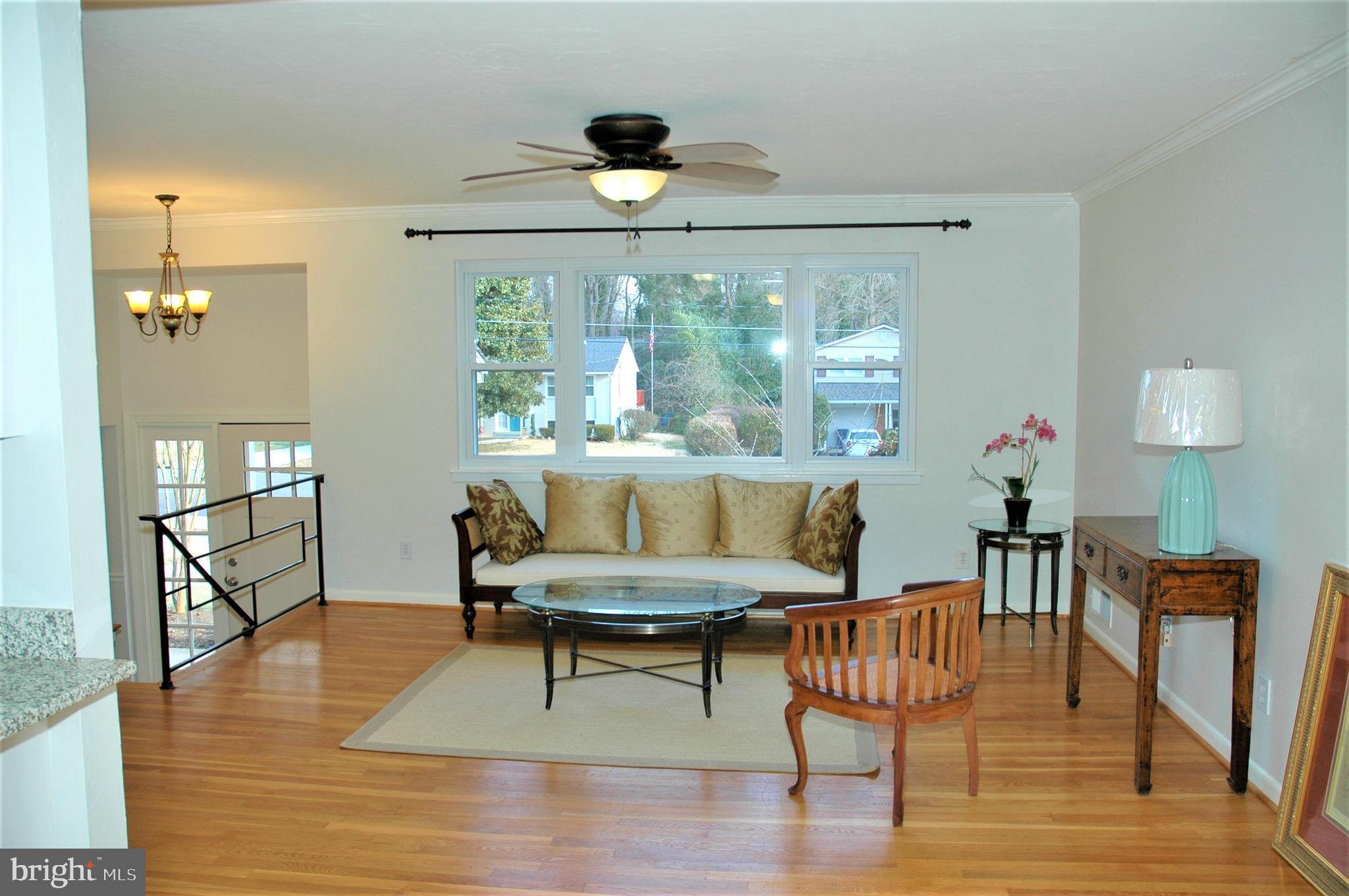 8820 Battery Road Alexandria, VA 22308 - Photo 4 of 41 Living Room