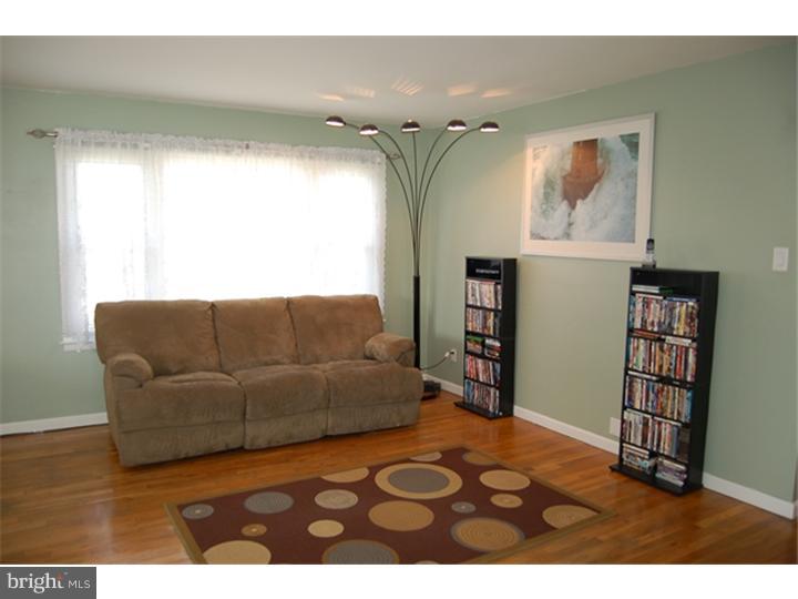 719 Manfield Road Newark, DE 19713 - Photo 5 of 14 Living Room