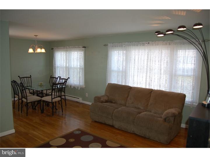 719 Manfield Road Newark, DE 19713 - Photo 6 of 14 Living Room