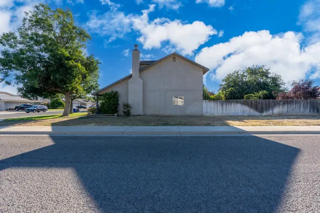 a view of a back yard of the house