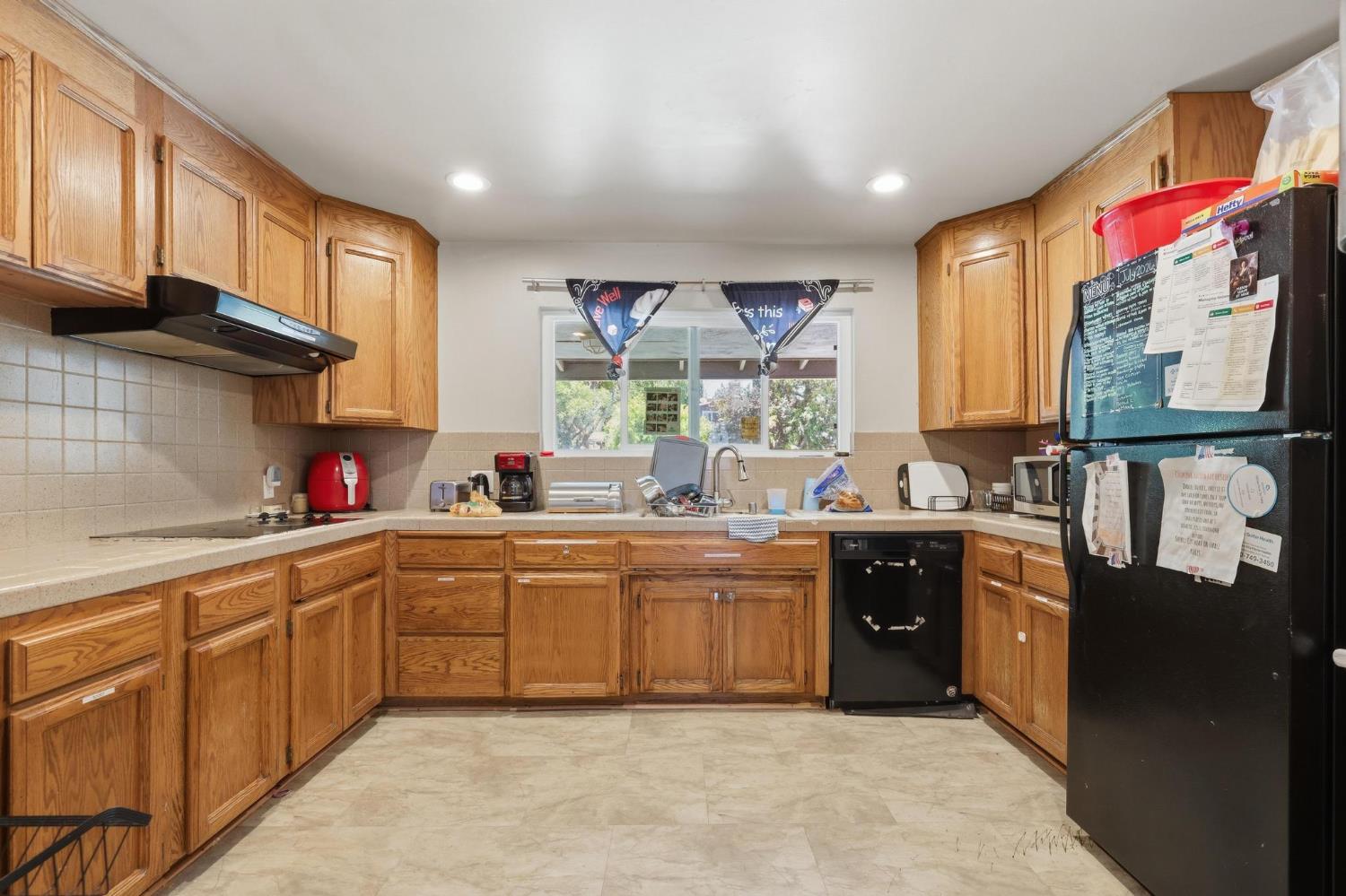 920 Bogue Road Yuba City, CA 95991 - Photo 9 of 26 Spacious kitchen