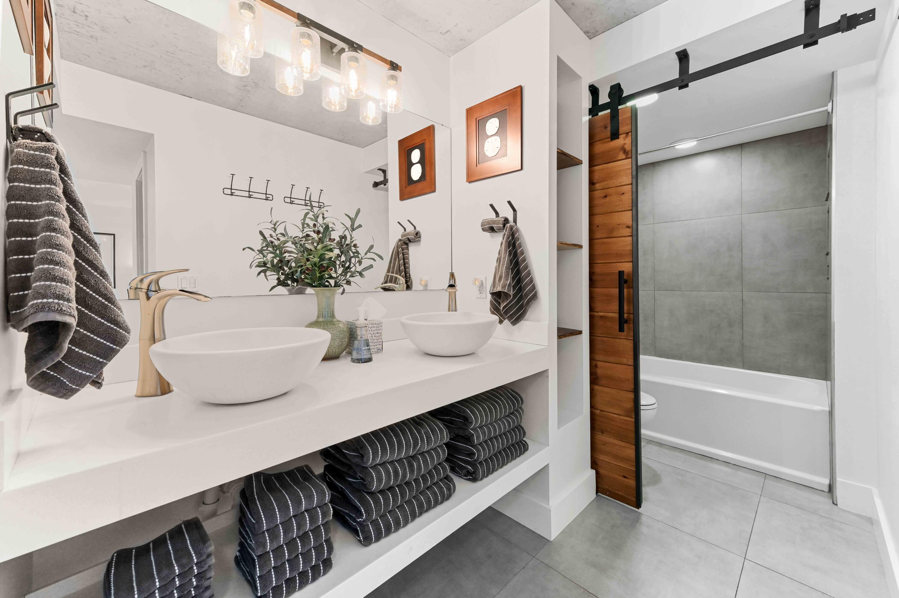 2425 Presidential Way, Unit 1806 West Palm Beach, FL 33401 - Photo 15 of 45 10 bathroom 01