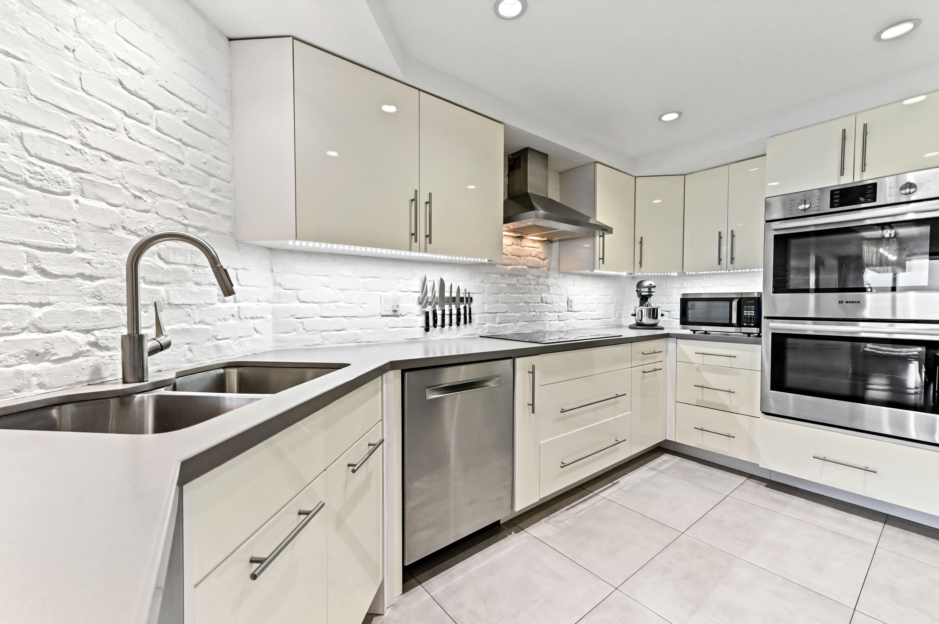 2425 Presidential Way, Unit 1806 West Palm Beach, FL 33401 - Photo 18 of 45 15 kitchen 01