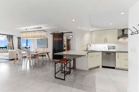 $350,000 | 2425 Presidential Way, Unit 1806, West Palm Beach, FL 33401