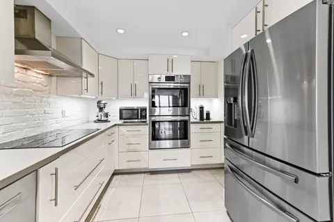 $350,000 | 2425 Presidential Way, Unit 1806, West Palm Beach, FL 33401