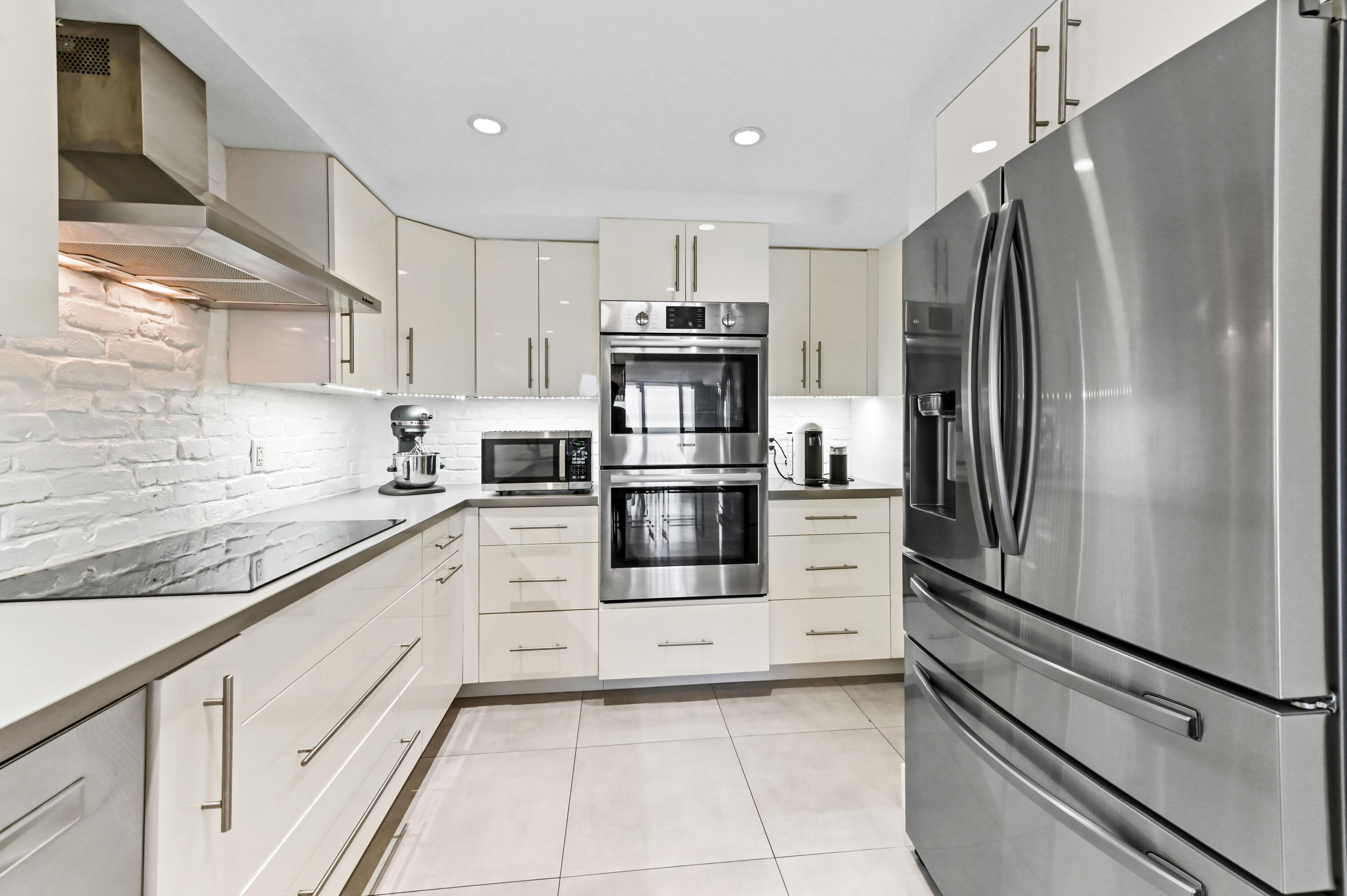 2425 Presidential Way, Unit 1806 West Palm Beach, FL 33401 - Photo 5 of 45 17 kitchen 03