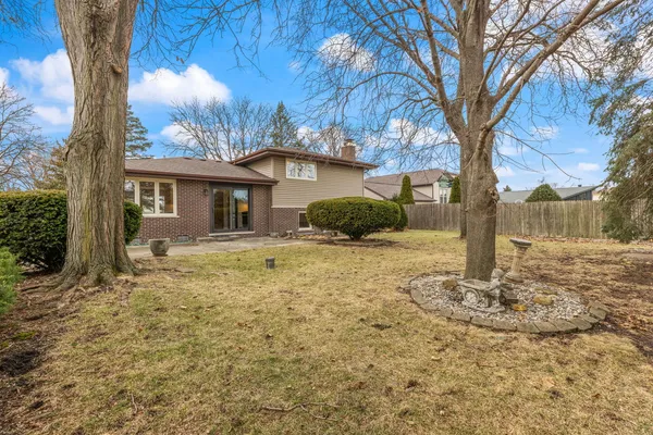 $3,975 | 8518 Candlelight Drive West, Willow Springs, IL 60480
