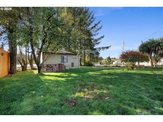 a view of a house with a backyard