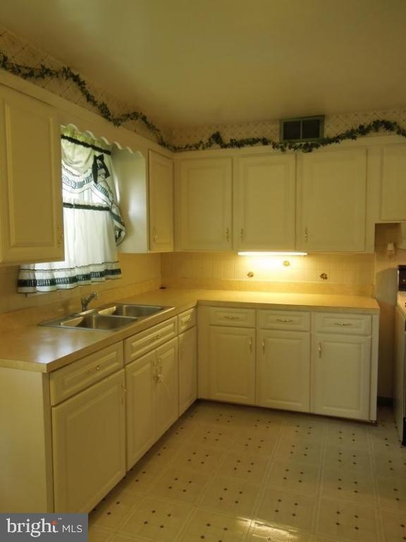 1133 Jamaica Road Lancaster, PA 17602 - Photo 11 of 15 Gallery Image 11