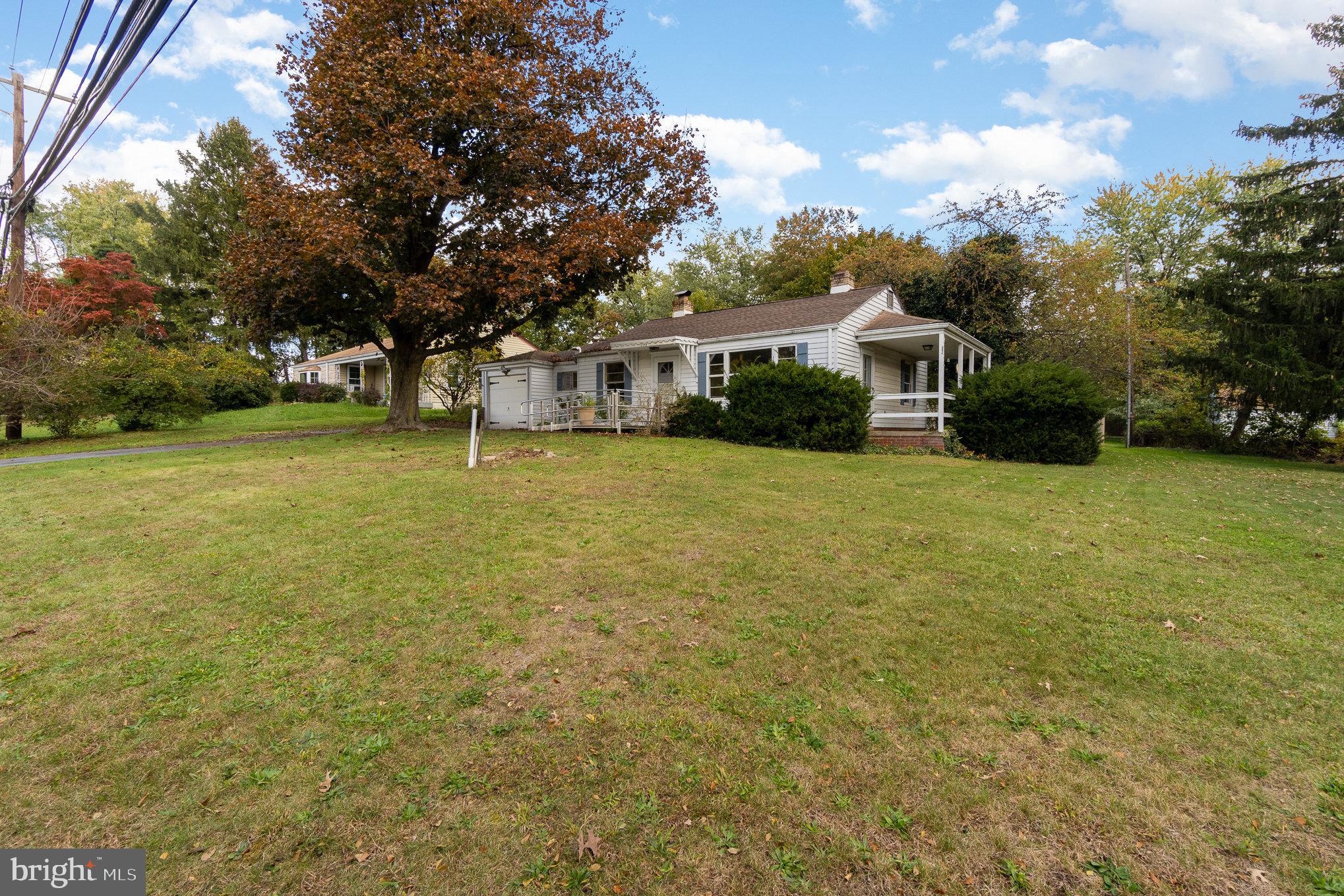915 Colonial Road Harrisburg, PA 17112 - Photo 3 of 30 Spacious Front Yard